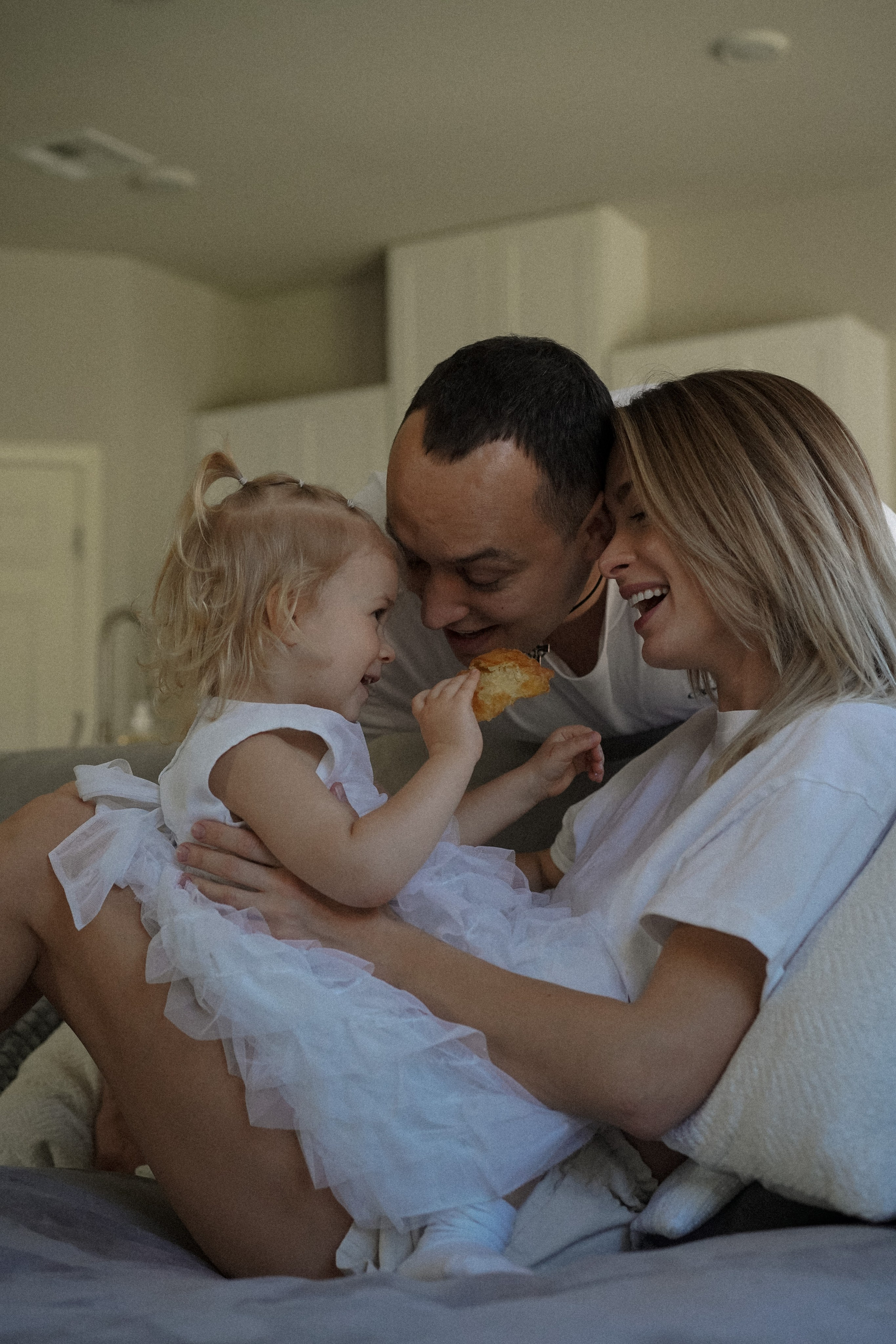 Family photoshoot at home. Family photo session at home. Cozy family photoshoot at home.