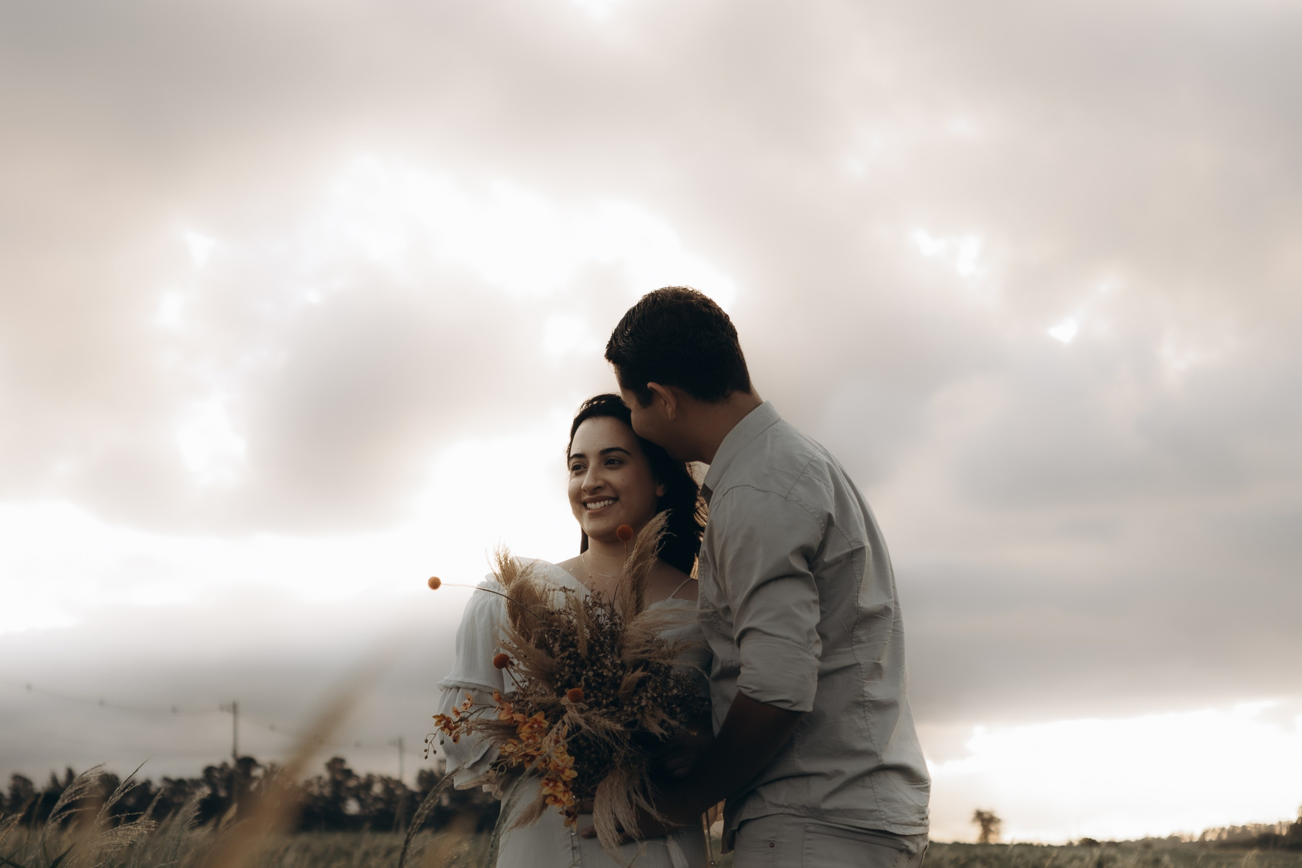 momento espontâneo de casal em ensaio ao ar livre em Sorocaba
