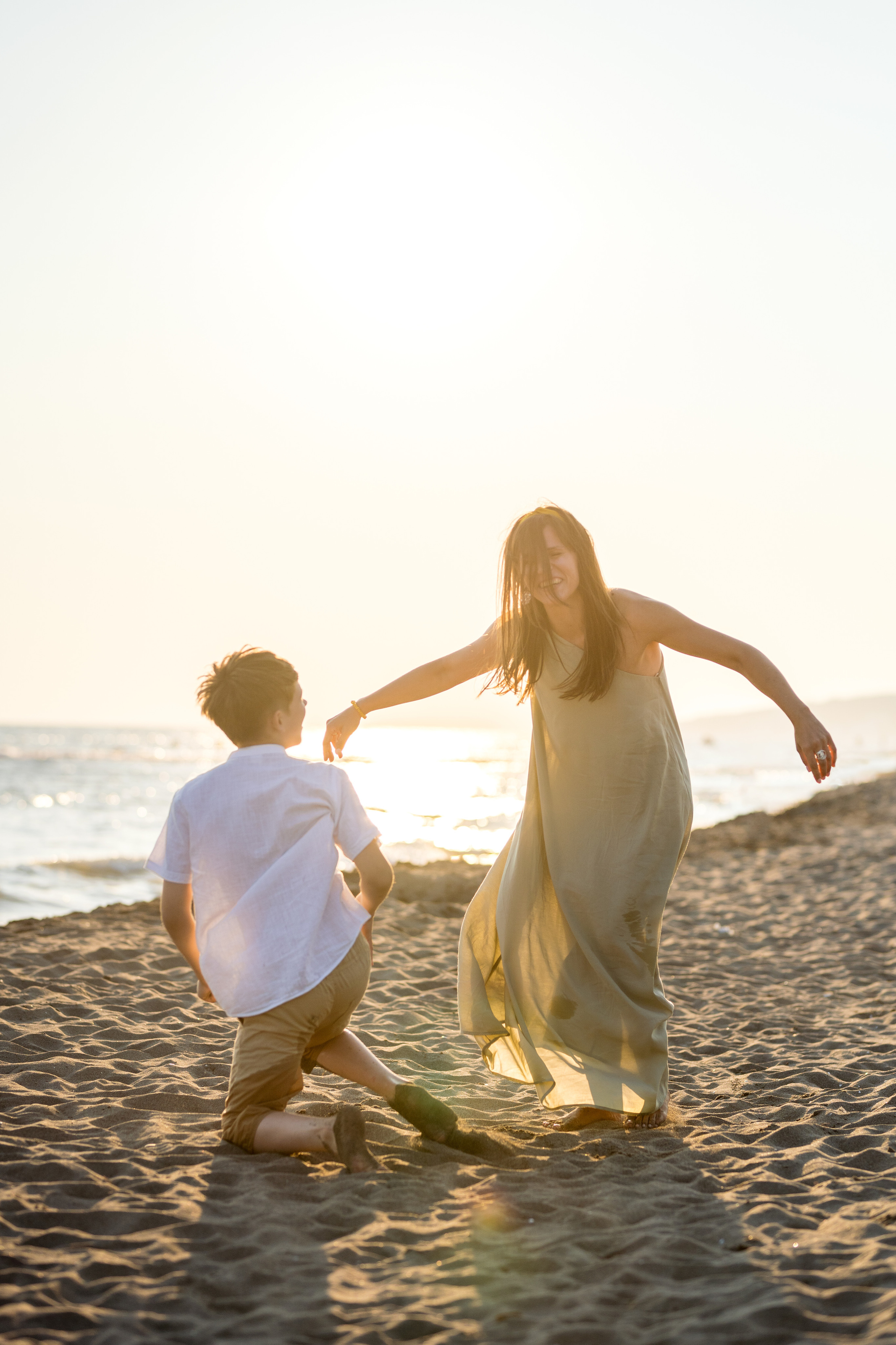 Закатная съёмка семьи на морском побережье. Катя Халдеева Фотограф Саратов