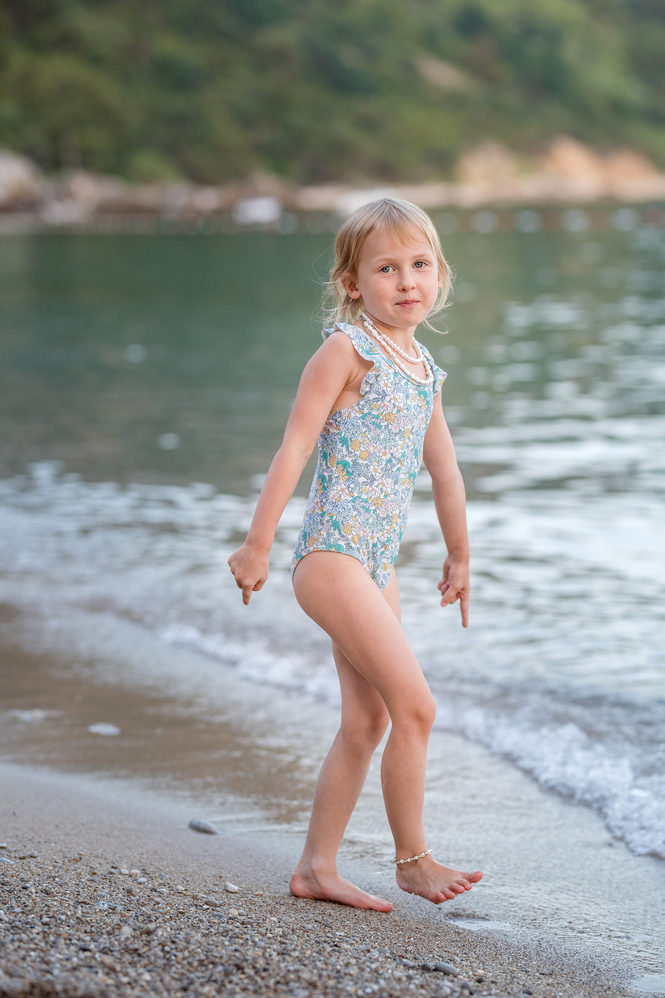 Прогулка мамы и дочки на пляже. Катя Халдеева Фотограф Саратов