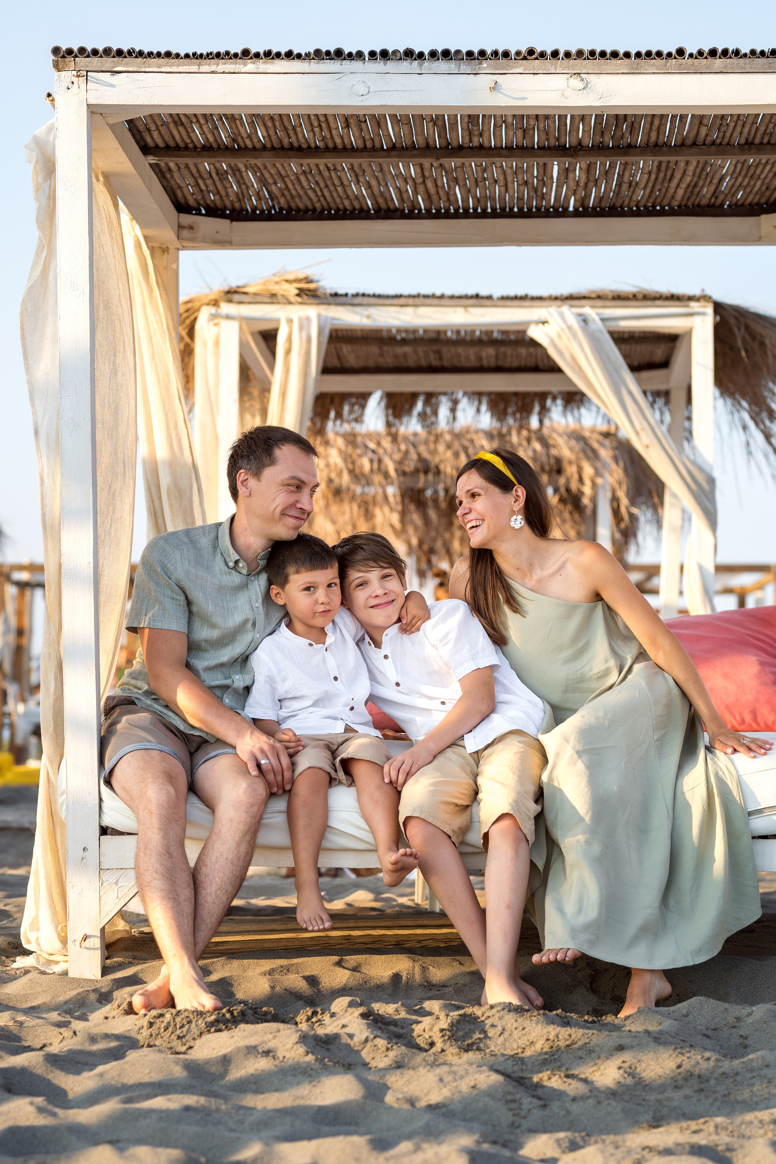 Закатная съёмка семьи на морском побережье. Катя Халдеева Фотограф Саратов