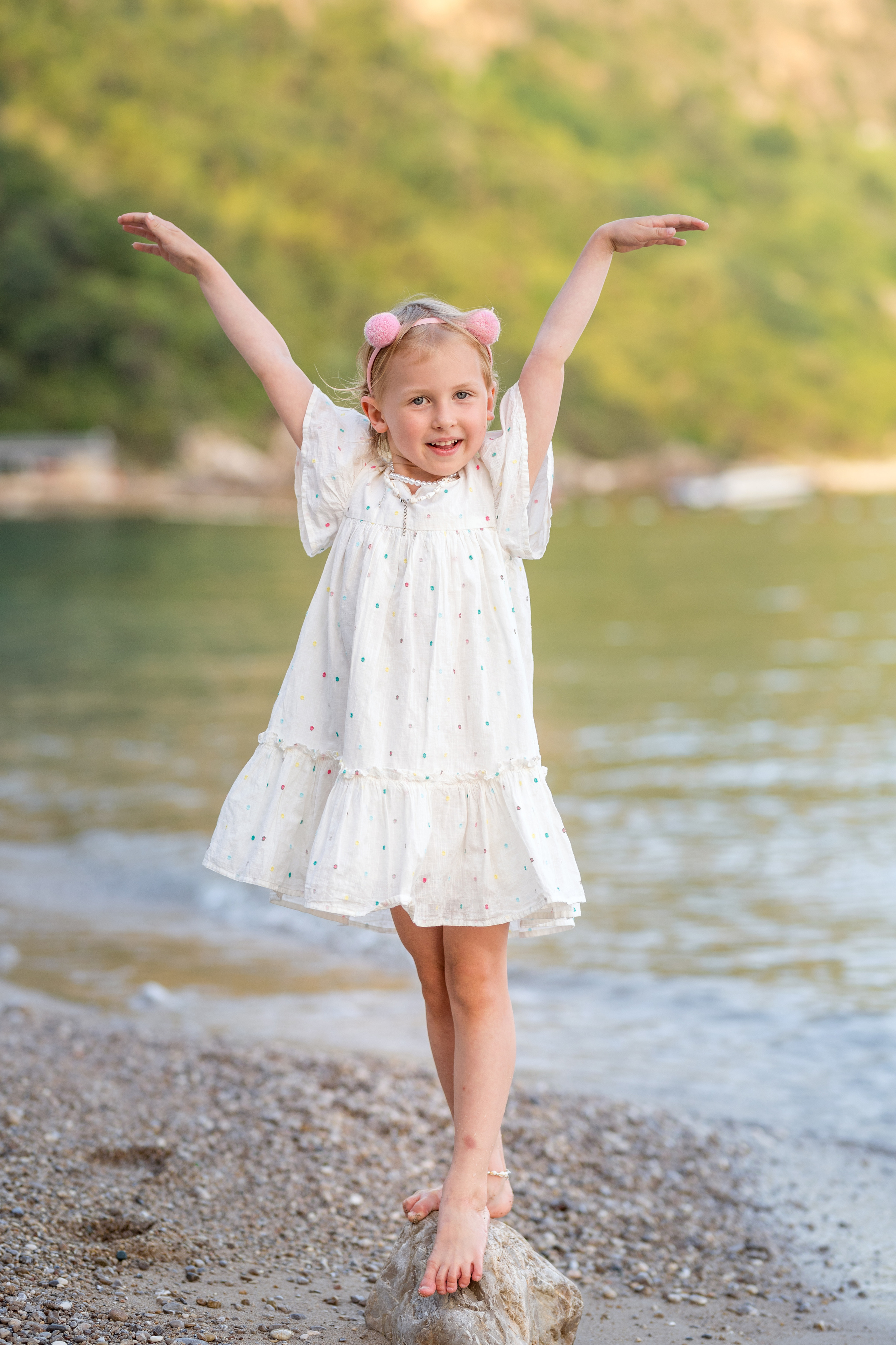 Прогулка мамы и дочки на пляже. Катя Халдеева Фотограф Саратов