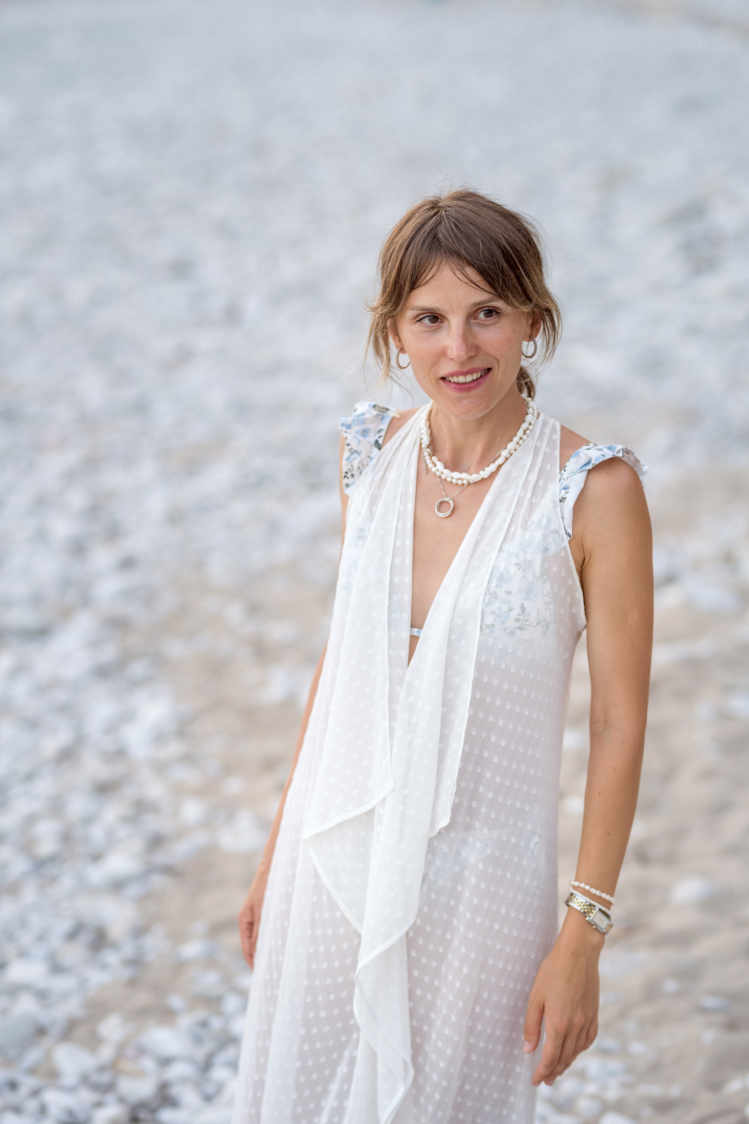 Прогулка мамы и дочки на пляже. Катя Халдеева Фотограф Саратов