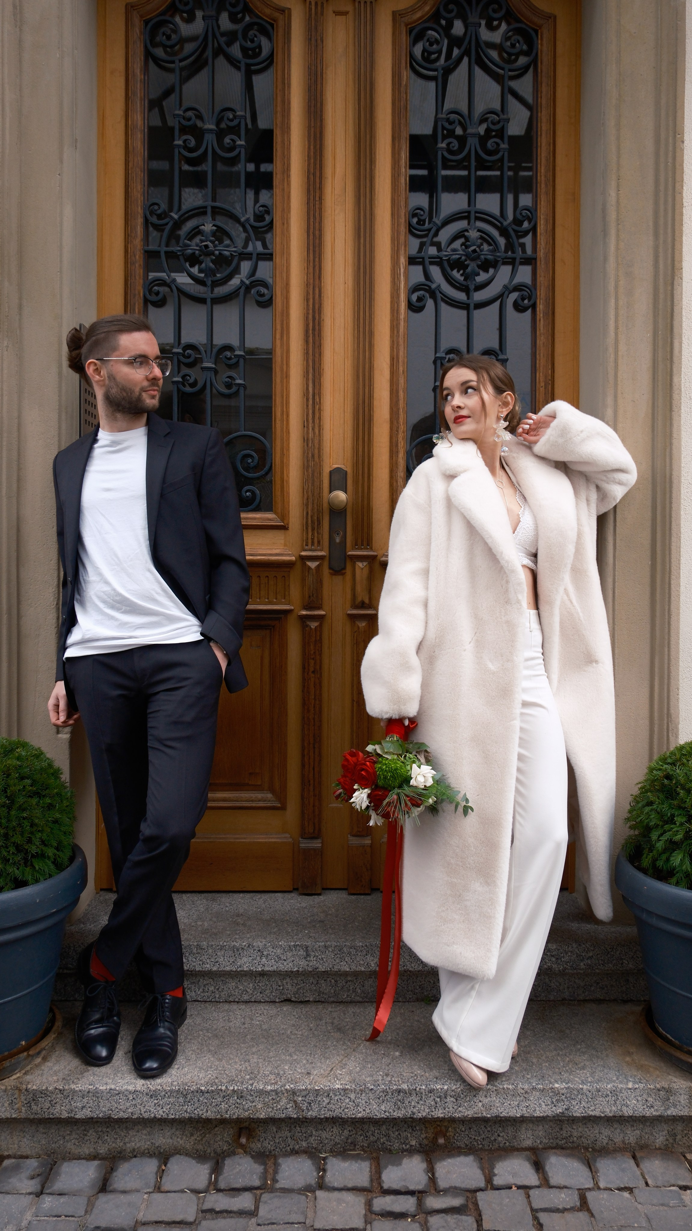 Red satin. Wedding photography — EMU Photos