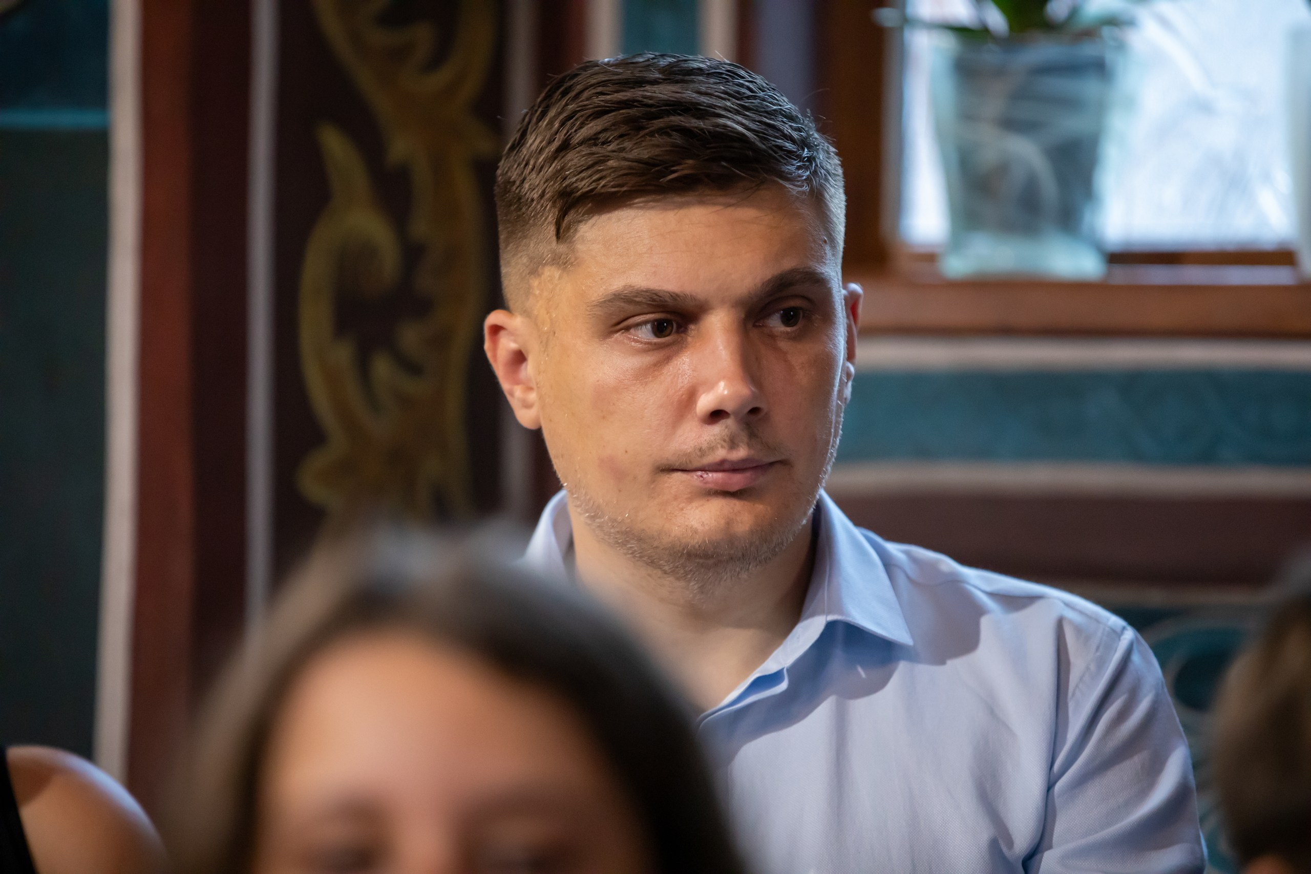 fotograf botez , fotografie botez Botoșani, fotograf Alin Chirilă, amintiri botez, fotografii botez, botez Miruna Parascheva, fotograf copii, fotografie botez în Botoșani-alt="botez , fotografie botez Alin Chirilă, amintiri botez, fotografii emoționante botez Botoșani"-- fotografii-botez-bebelus- amintiri-botez-micuț- moment-sfânt-crestinare- fotografie-emotionanta-botez- detalii-botez-bebelusi- parinti-fericiti-la-botez- fotograf-botez-profesionist- botez-in-biserica-ortodoxa- micuț-botezat-cu-emoție- zâmbete-și-lacrimi-la-botez- bebeluș-la-cristelniță- decor-botez-colorat- botez-cu-dragoste-și-credință- emotie-pura-la-botez- fotograf-botez-botosani- botez-iasi-suceava-fotograf- amintiri-nepretuite-botez-- Preotul ținându-l pe micuțul Mathias Gabriel la botez, în biserica Înălțarea Domnului, Copălău  - Detalii de la botezul lui Mathias – lumânare, trusou și icoană  - Familia lui Mathias Gabriel alături de micuț, în ziua botezului  - Portret emoționant cu mama și bebelușul în brațe, în biserică,fotograf profesionist evenimente Botoșani, Iași, Suceava, Fălticeni, Bacău, Pașcani, Roman - AlinoFotoStudio by Alin Chirilă - servicii foto nuntă, botez, cununie, ședințe foto creative, albume personalizate, fotografii emoționante și calitative pentru cele mai importante momente din viață,fotograf nuntă Botoșani Alin Chirilă,  ședință foto botez Iași - AlinoFotoStudio,  servicii fotograf profesionist evenimente Suceava,  fotograf cununie civilă Fălticeni - Alin Chirilă,  album foto nuntă personalizat Bacău.“Bebeluș botezat în biserică, ținut în brațe de nași”	•	“Detaliu cu lumânarea de botez decorată cu flori albe”	•	“Părinți emoționați alături de copilul lor la ceremonia de botez”	•	“Masa festivă de botez cu decor tematic și tort personalizat”	•	“Momentul în care preotul toarnă apă sfințită pe fruntea bebelușului”	“Bebeluș în rochie albă de botez, zâmbind în brațele mamei”	•	“Detaliu cu cruciulița de botez așezată pe o pernă de satin”	•	“Părinți și nași aprinzând lumânările în timpul ceremoniei de botez”	•	“Tort de botez decorat cu figurine tematice și numele copilului”	•	“Copil botezat dormind liniștit în pătuțul decorat festiv”	•	“Momentul în care preotul binecuvântează copilul în fața altarului”	•	“Invitați adunându-se în jurul mesei festive la petrecerea de botez”	•	“Bebeluș ținând în mână o jucărie personalizată primită la botez”	•	“Familie fericită pozând împreună după ceremonia de botez”	•	“Decor tematic cu baloane și flori la locația petrecerii de botez” fotograf Botoșani fotograf evenimente fotograf botez Alin Chirila fotograf alinofotostudio.fotograf botez Amelis Maria, fotografie botez Botoșani, fotograf Alin Chirilă, amintiri botez, fotografii botez, botez Amelis Maria, fotograf copii, fotografie botez în Botoșani,