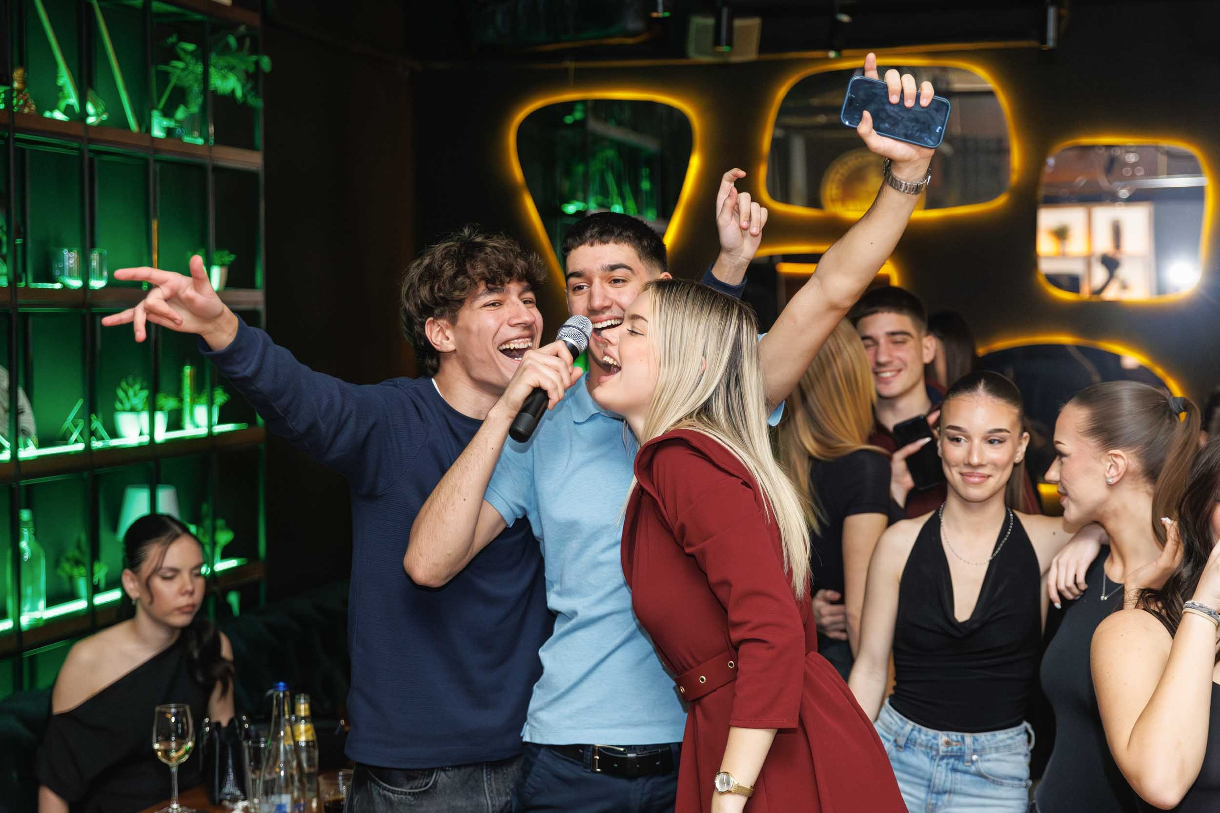 Veselo društvo i pesma na 18. rođendanu, proslava punoletstva u Шећер & Soul.