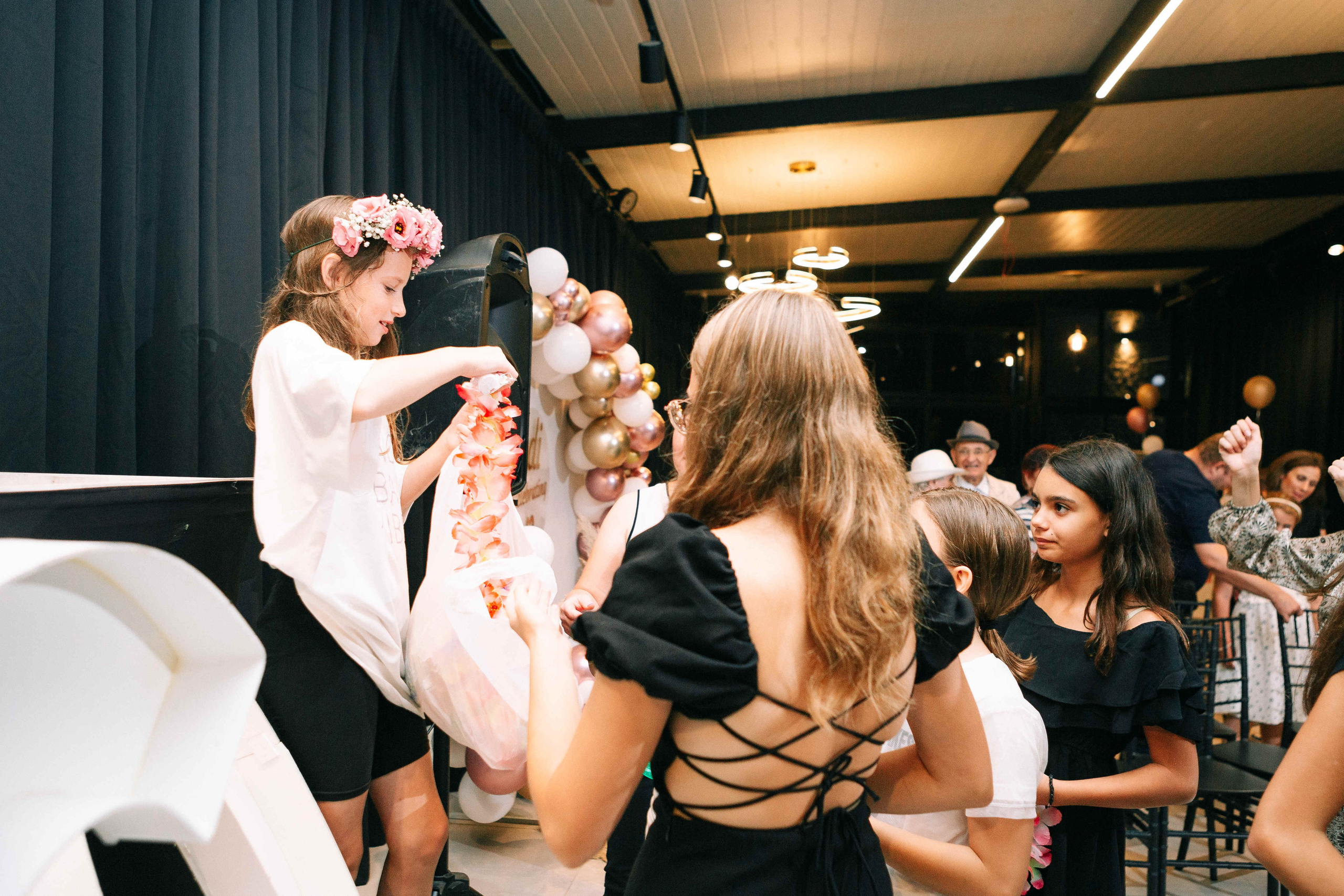 PARTY WITH FRIENDS. Https://shi-photo.com/