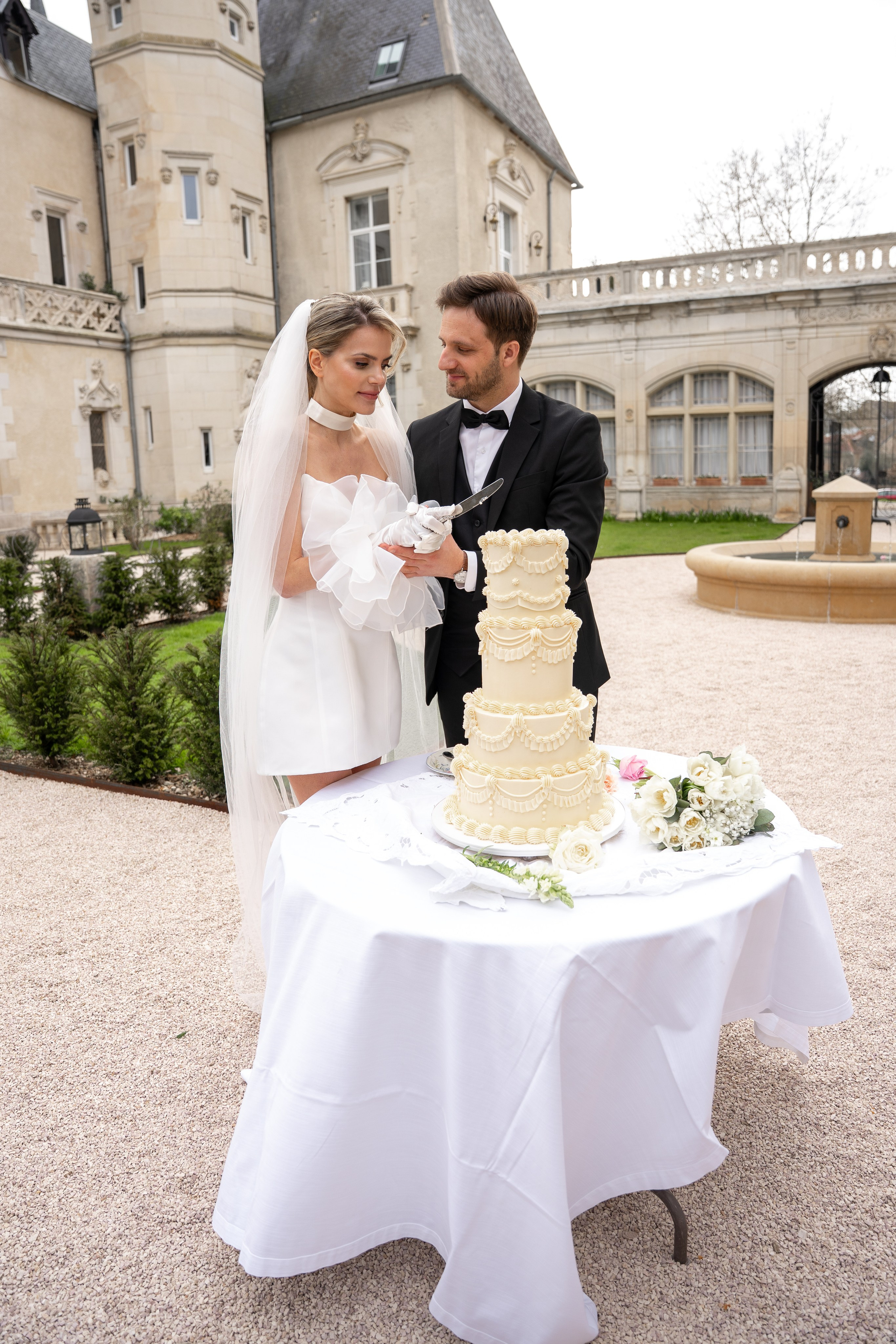 Chateau elopement inspiration. Wedding photographer in Paris Oksana Shum
