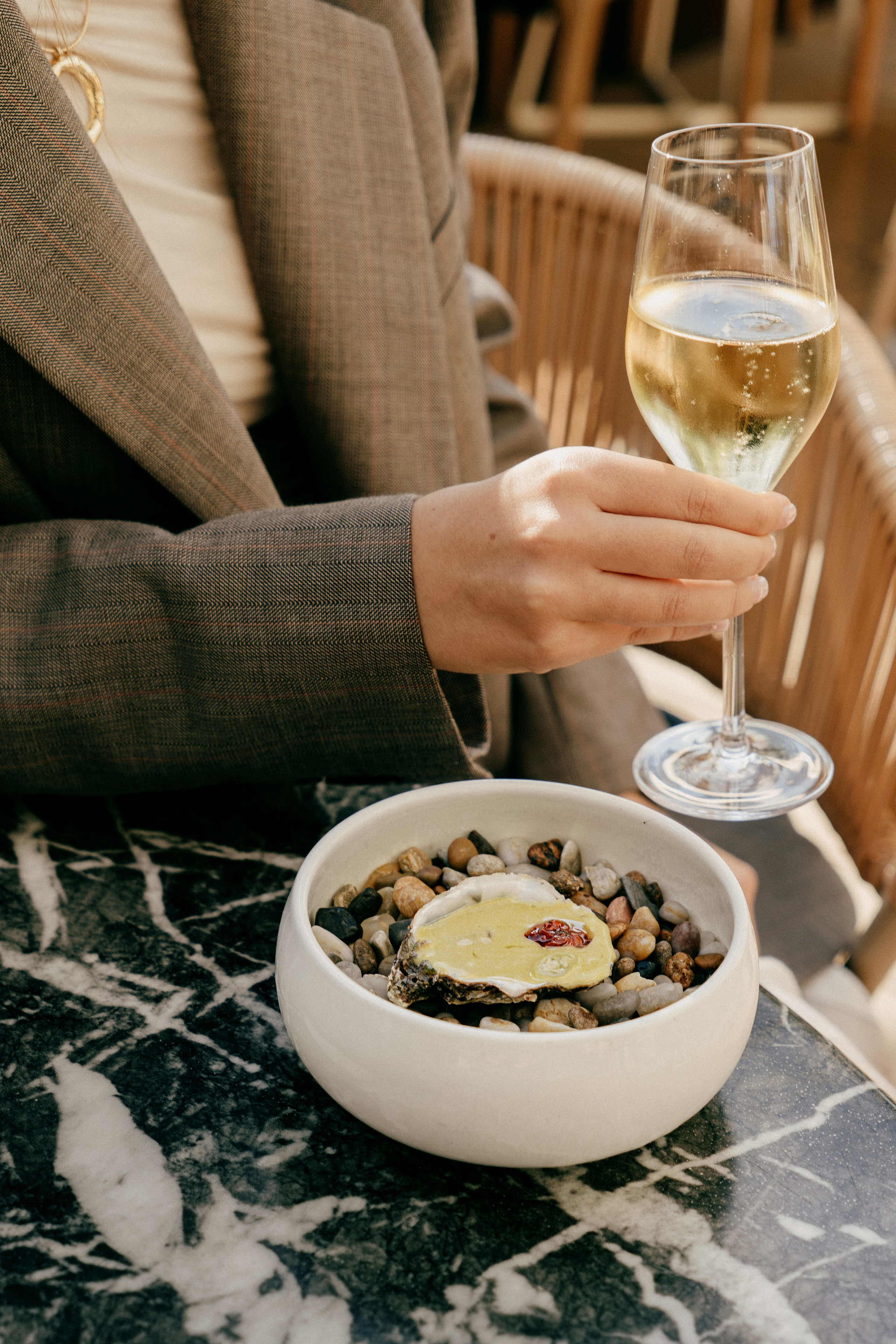 Ambiente navideño cálido y mesas decoradas en el interior de restaurante local de Barcelona.