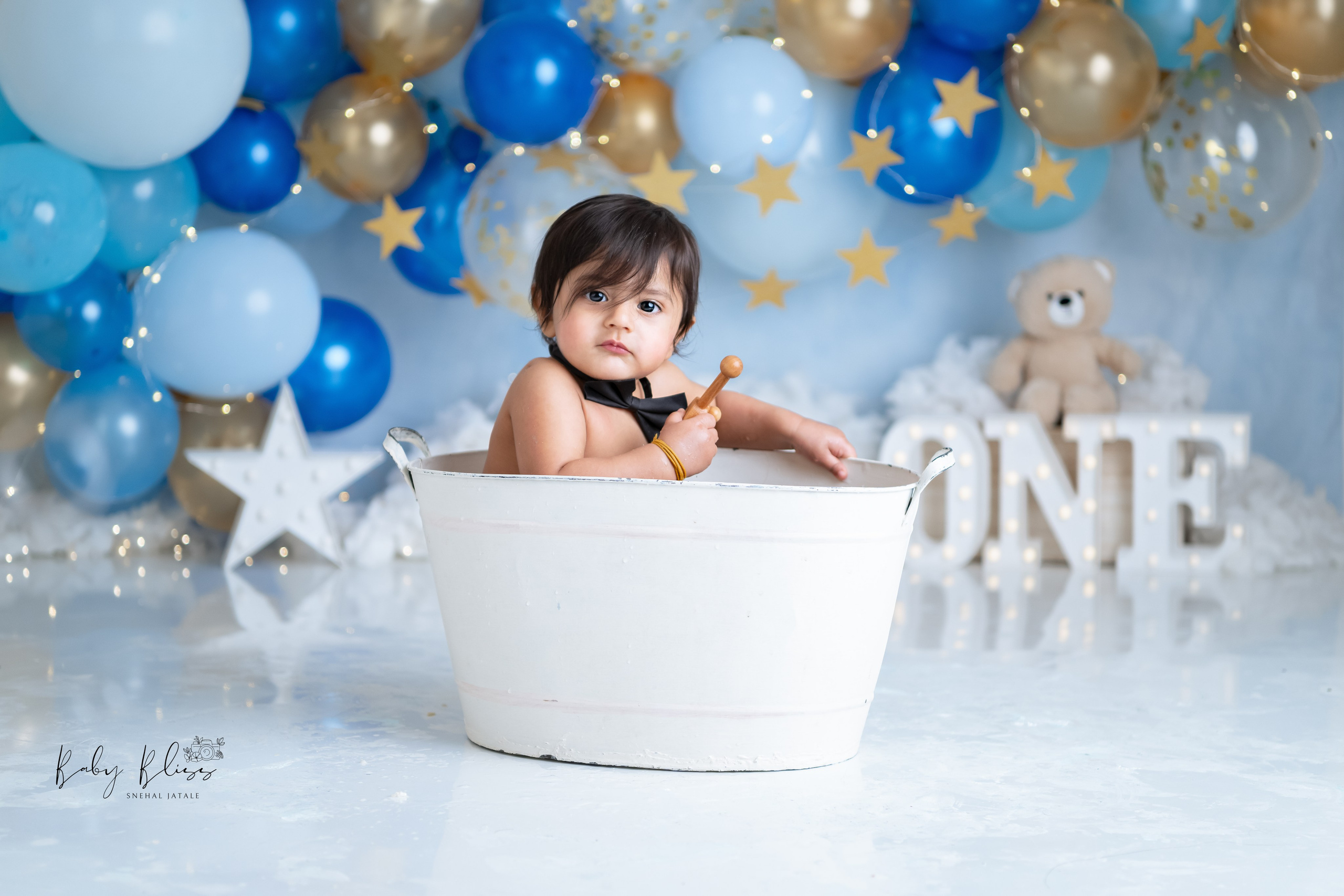 Cake Smash photoshoot in Doha Qatar. Professional themed cake smash photography in Doha, Qatar. Newborn photo session in Doha Qatar, baby, sitter, cake smash, pre-birthday, maternity, family photographer in Doha, Qatar
