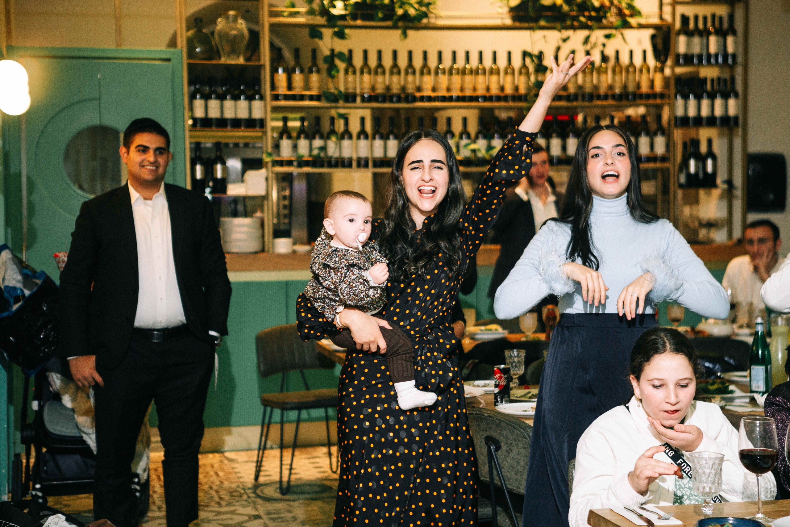 PARTY IN A RESTAURANT WITH THE WHOLE FAMILY. Https://shi-photo.com/