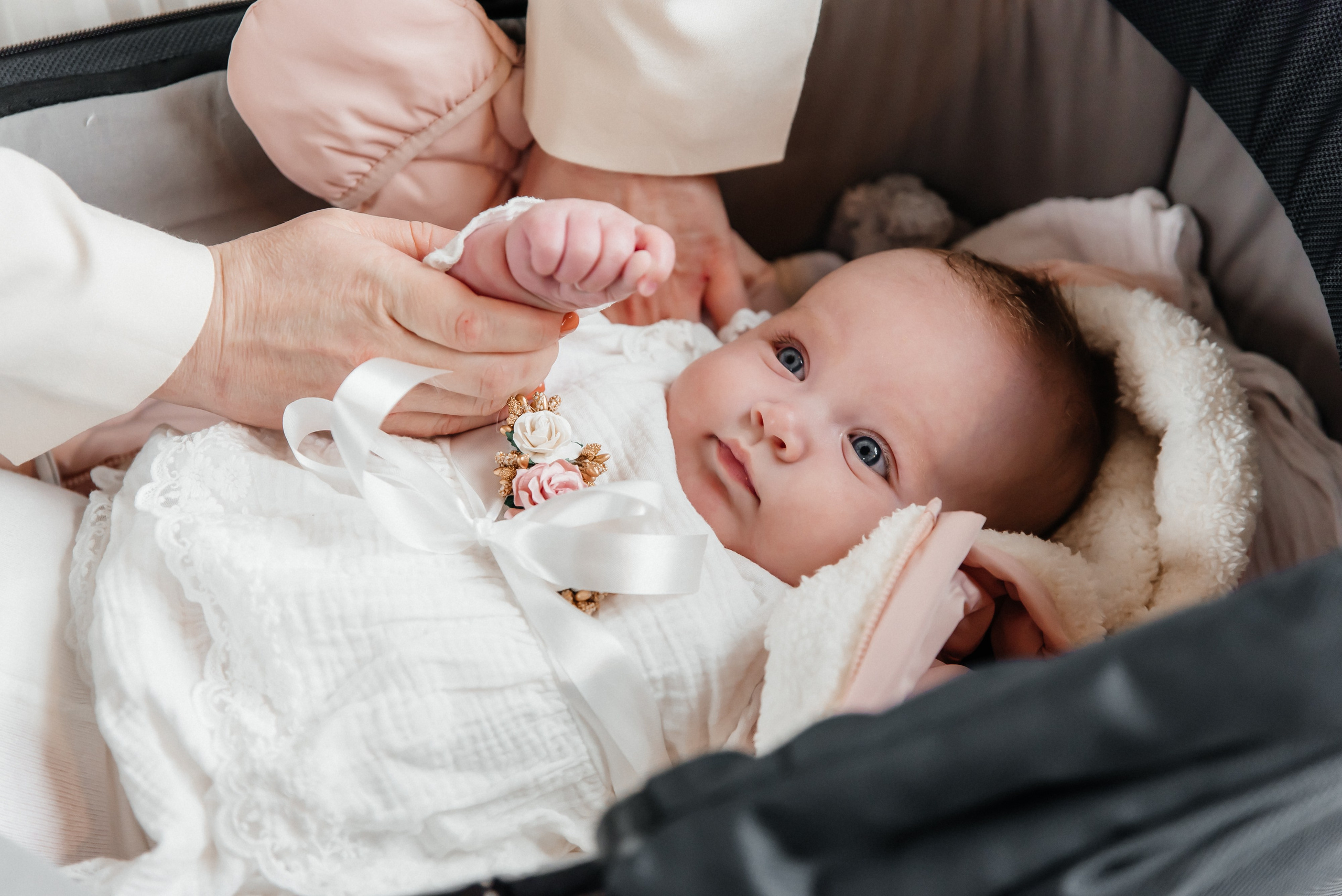 Chrzest Maja. Eugene Save – Fotograf Ślubny i Rodzinny | Warszawa i Cała Polska