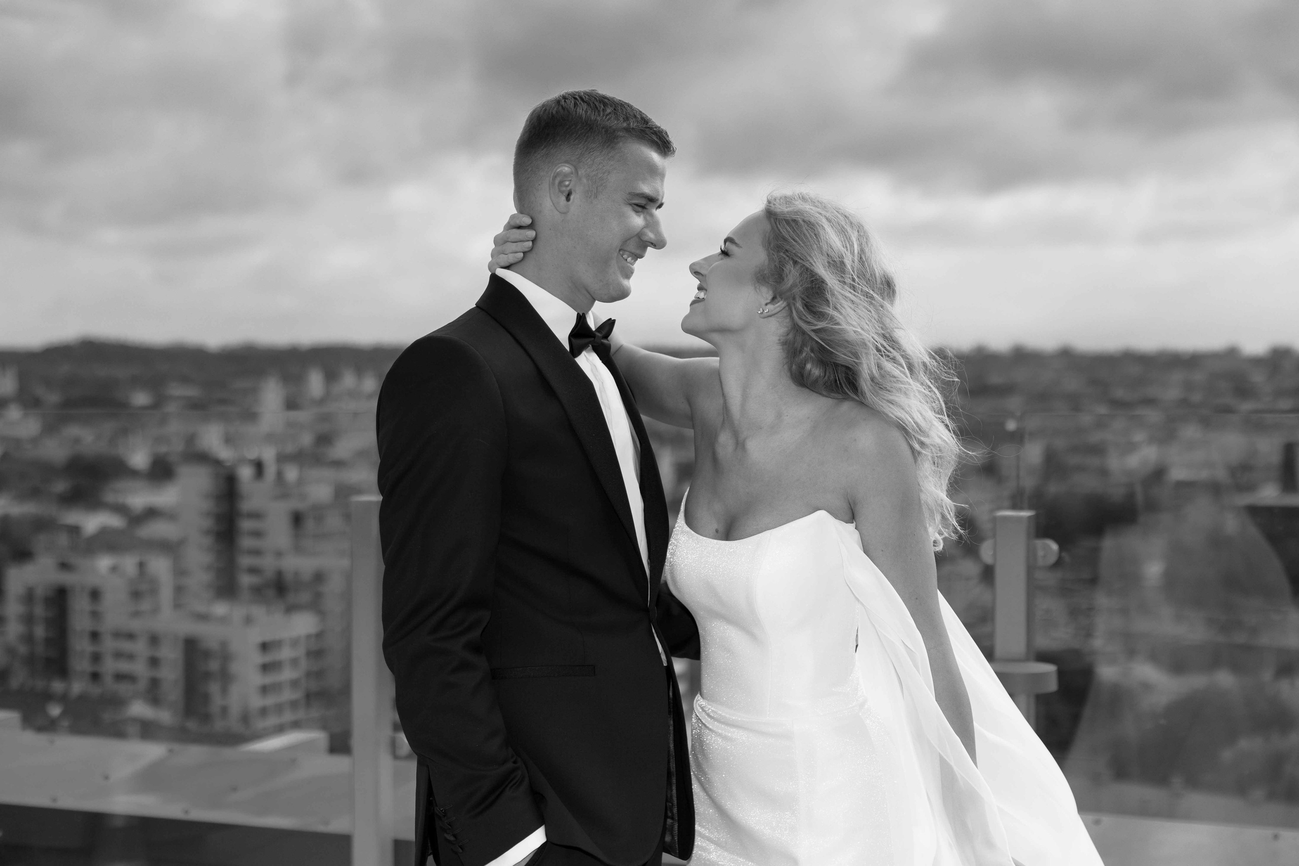 Modernios lokacijos fotosesijai Vilniuje. Framed by Evelina | Vestuvių fotografė