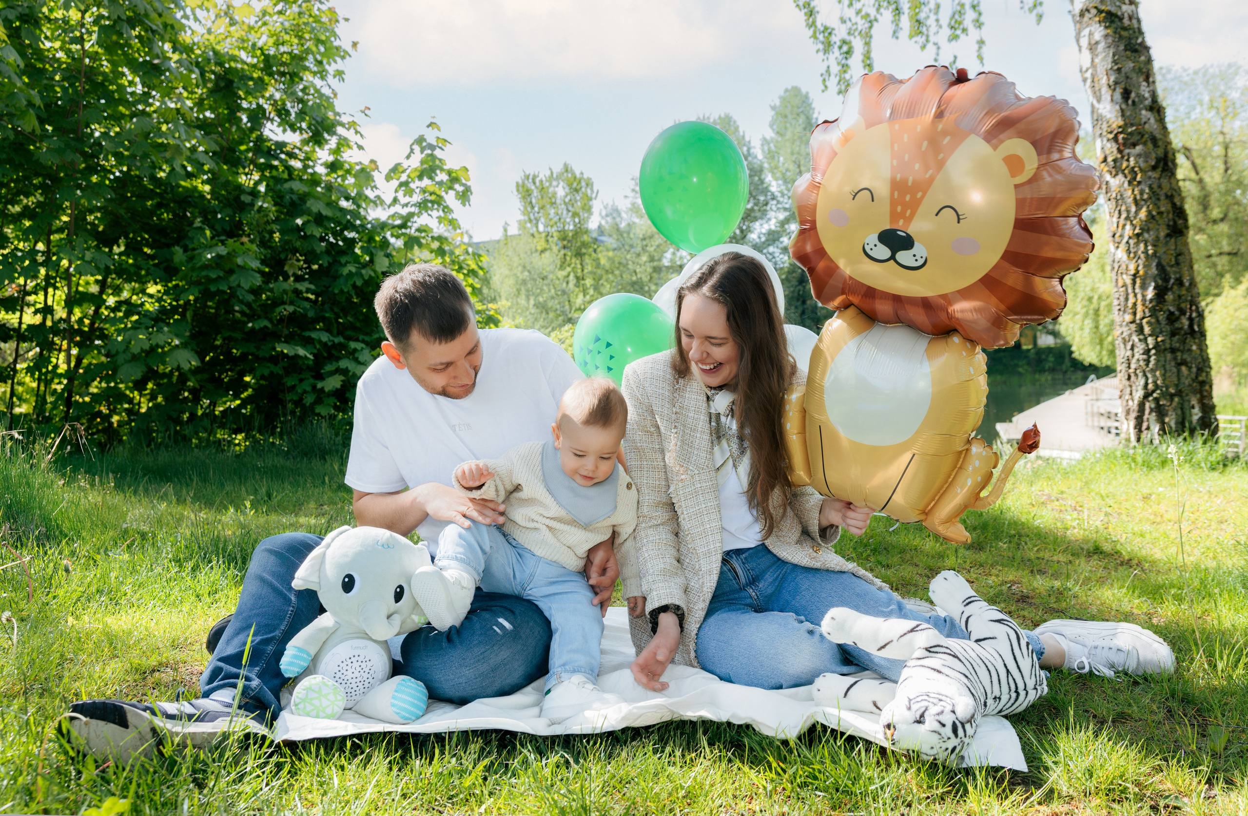Family photoshoot in Vilnius. Framed by Evelina | Destination Wedding Photographer from Lithuania | Europe