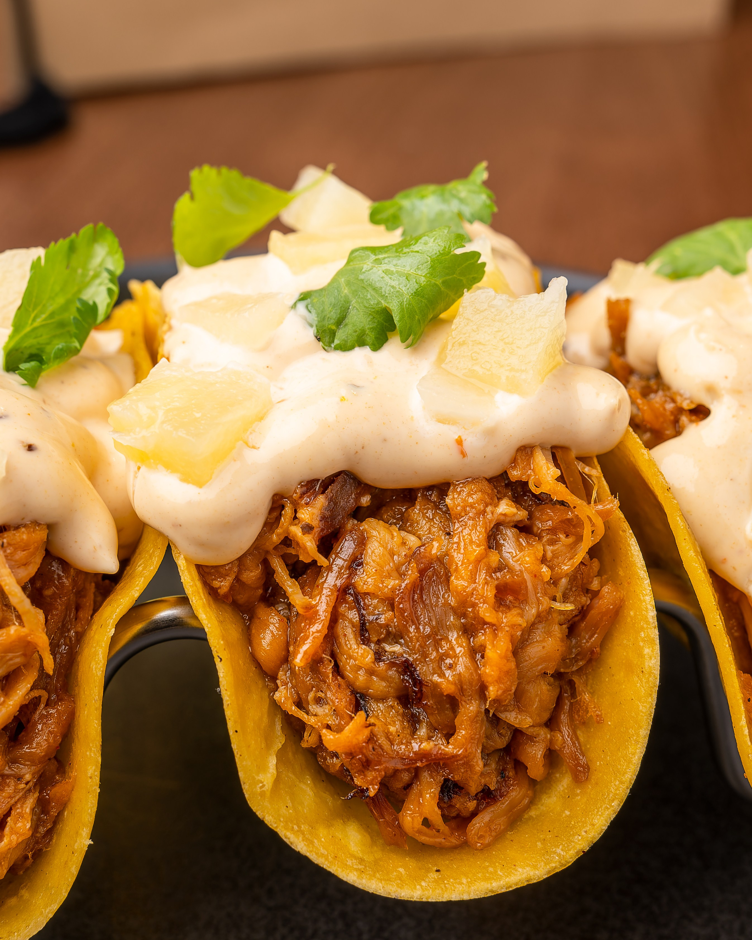 Imagen de comida cuidadosamente emplatada sobre fondo oscuro, capturando detalles y contraste visual.