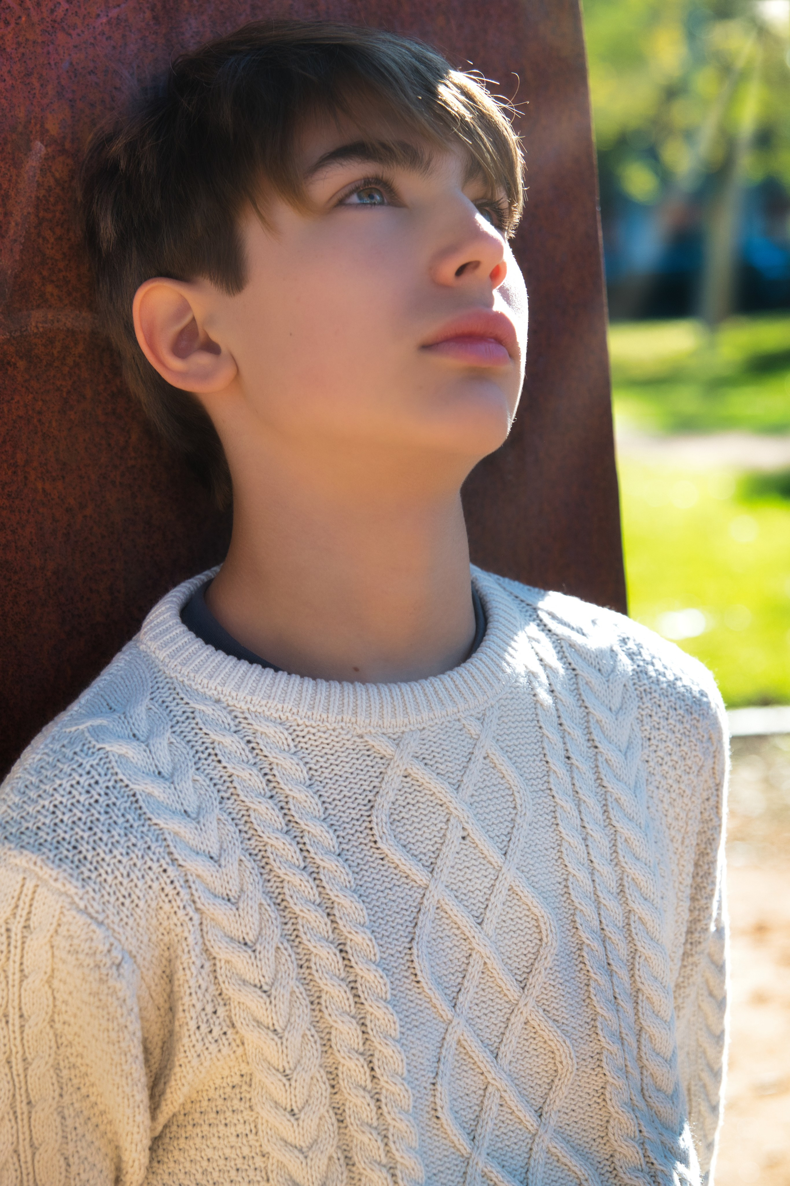 Retrato artístico en exteriores capturado con estilo profesional.