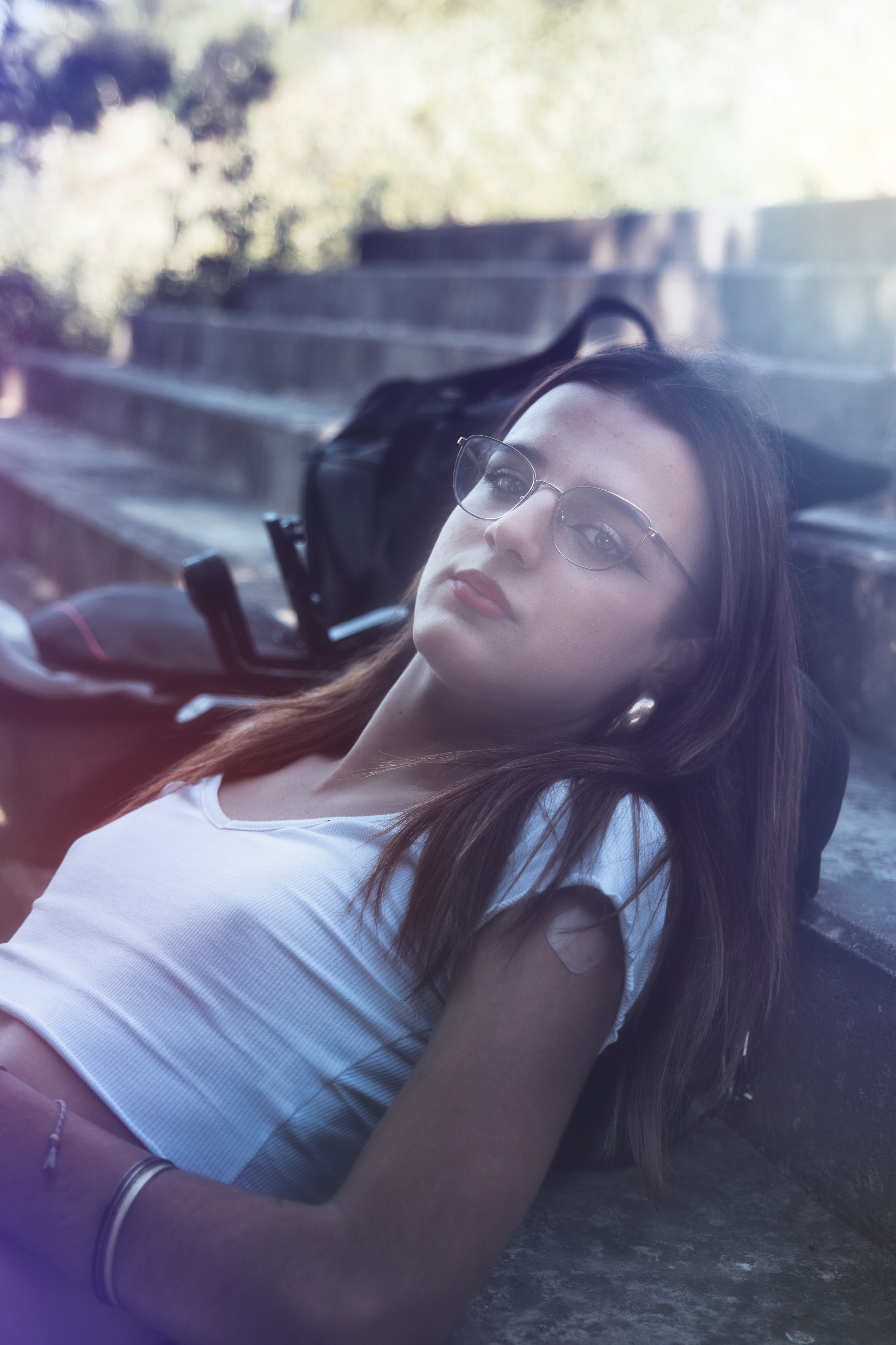 Retrato artístico en exteriores capturado con estilo profesional.