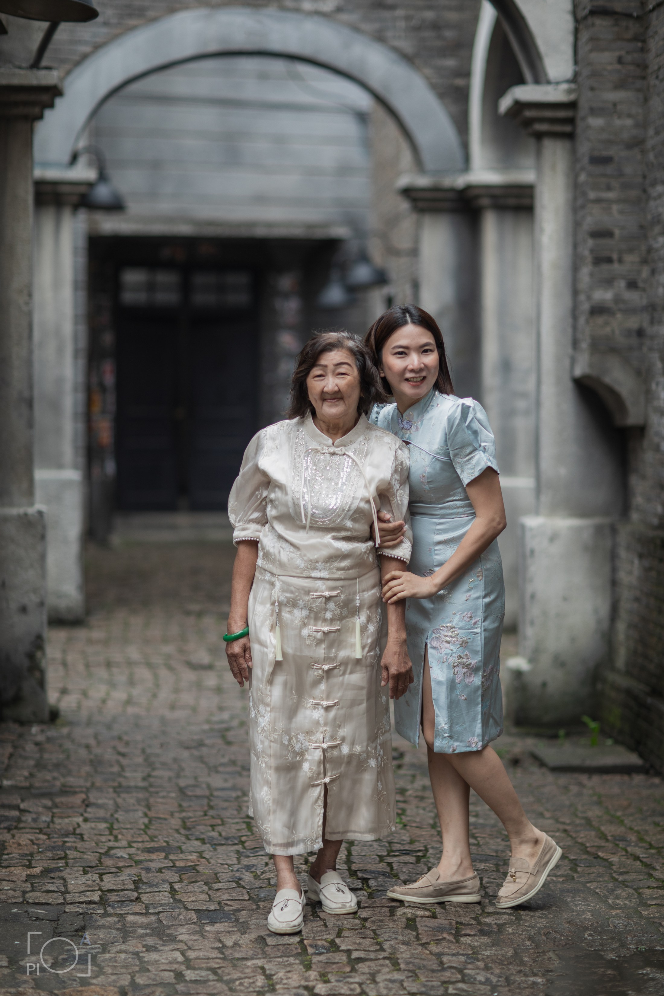 Shanghai 1930s retro photo shoot at Shanghai photo studio. Family photo shoot in Chinese retro style. 