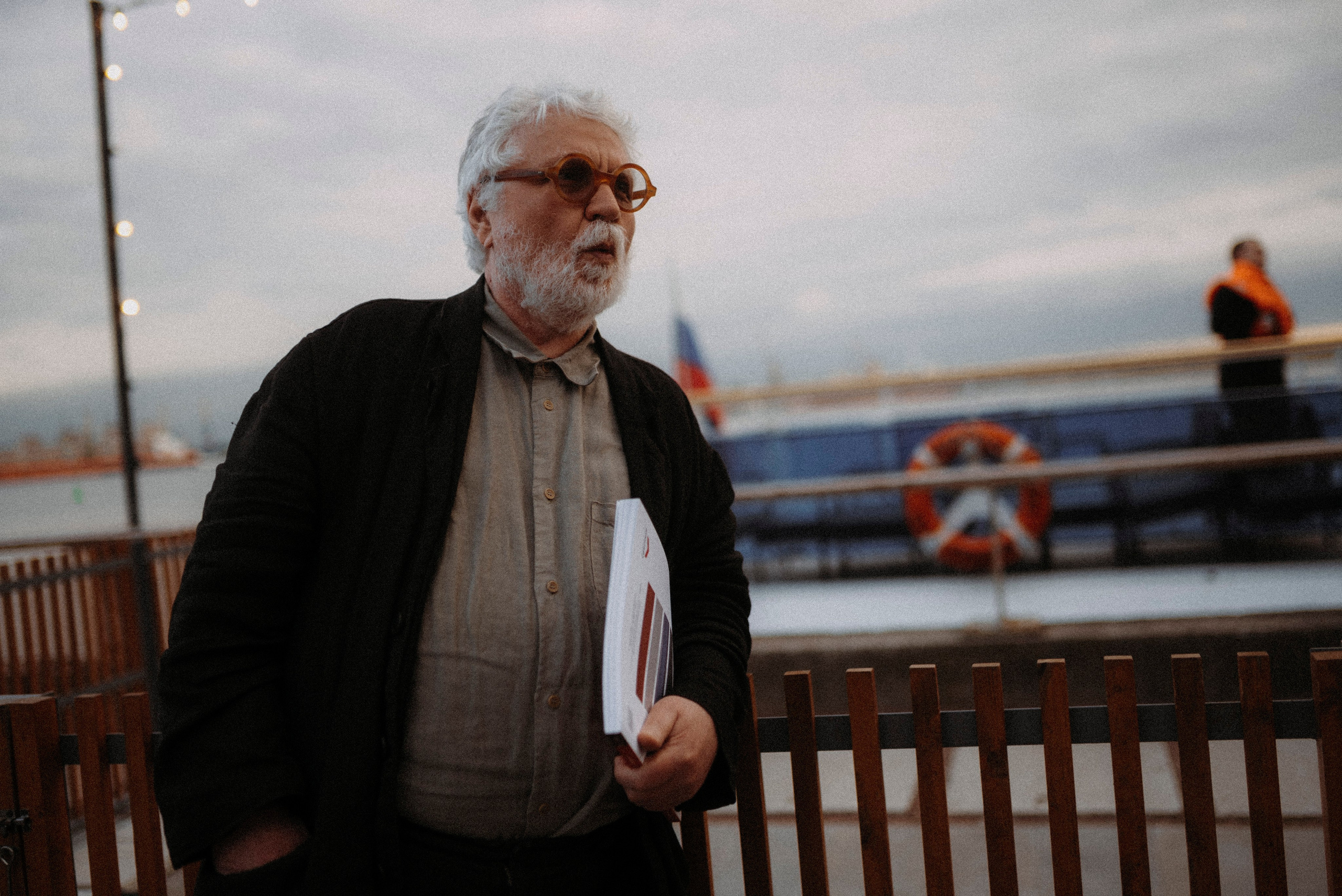 2025. Стрит-фотография, полная абсурда, идиотизма и красоты