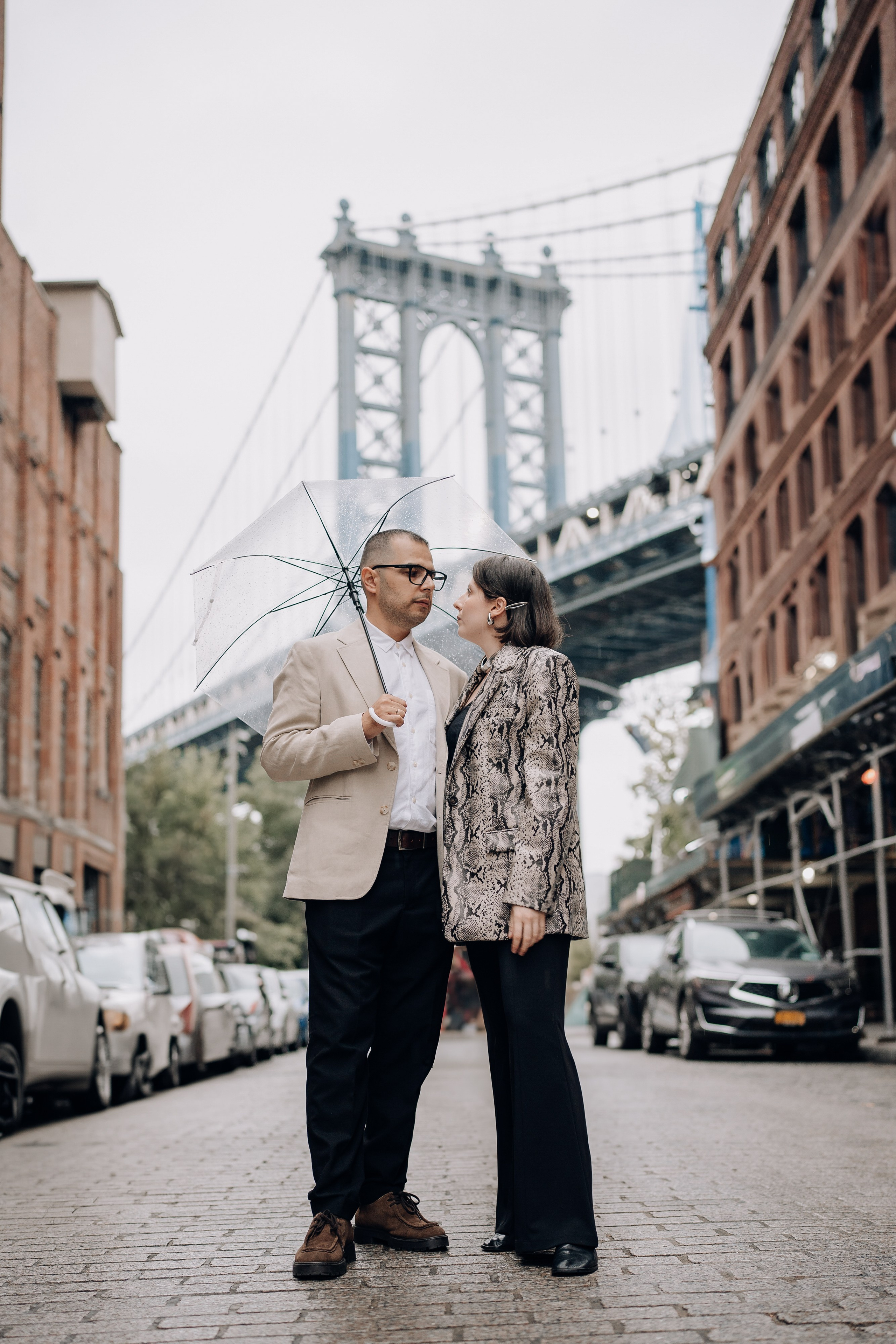 Couple in Dumbo. Portrait and wedding photographer in New York