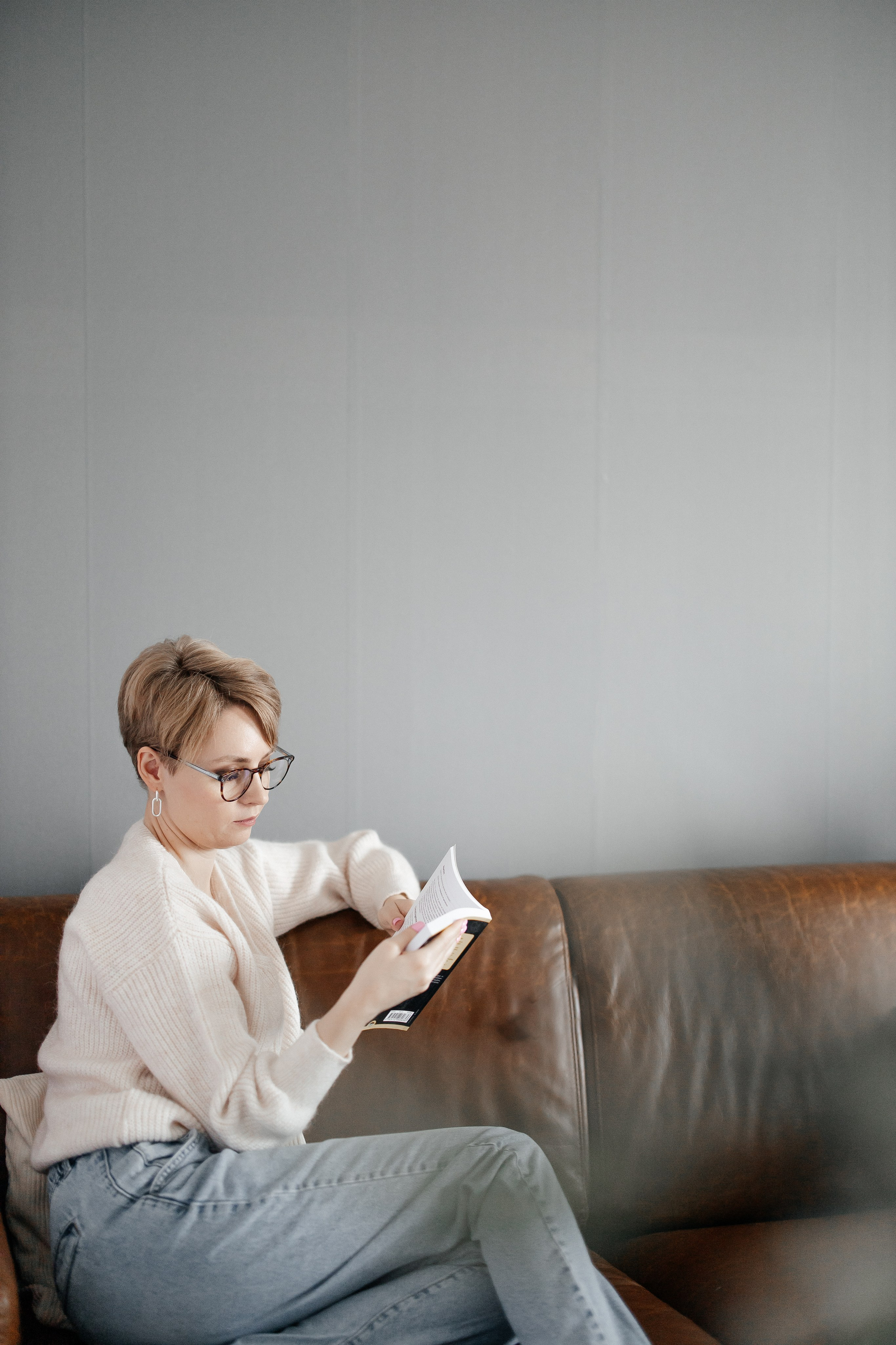 Portrait professionnel naturel d’une entrepreneuse dans son environnement de travail