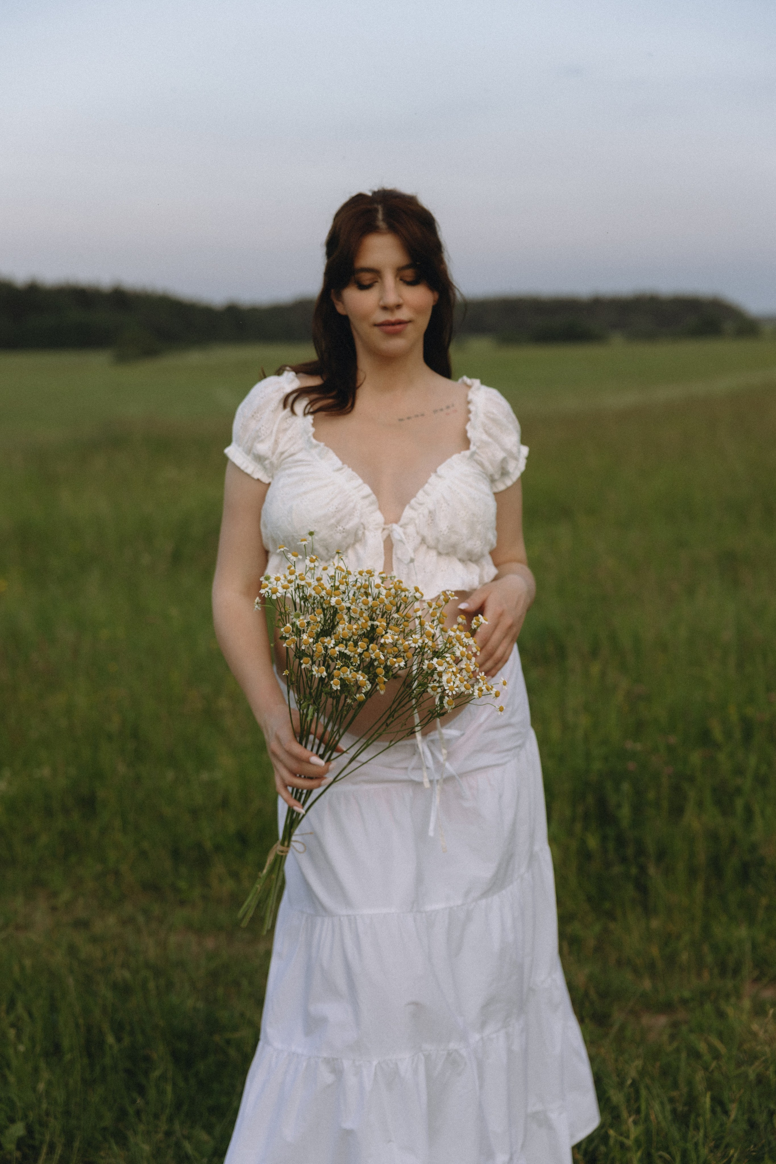 Lera & Maksim | laukimo fotosesija pievoje saulei besileidžiant. Vestuvių ir šeimų fotografė Lena Bondarenko / belove photo