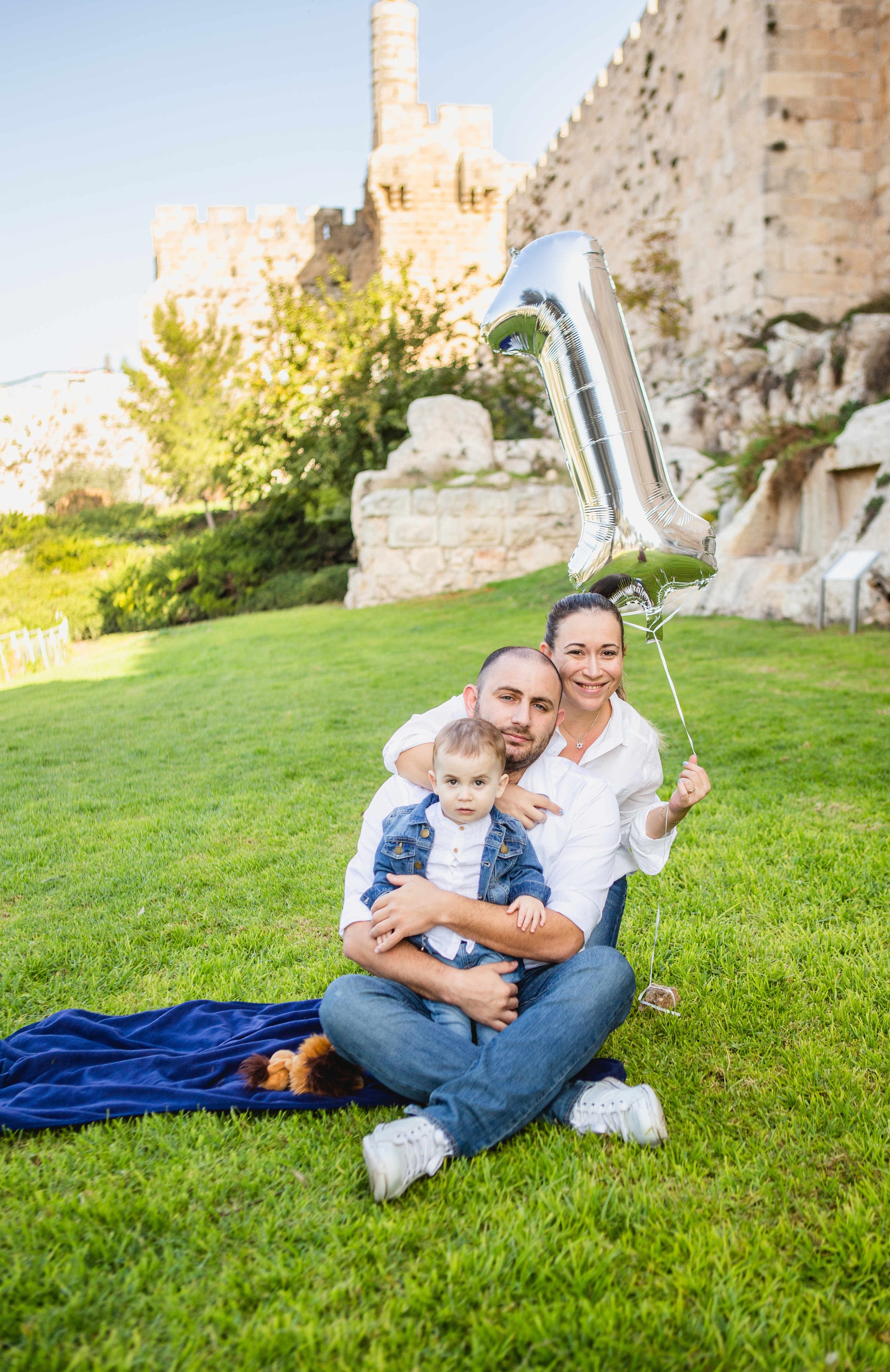 AT THE WALLS OF THE OLD CITY. PHOTOGRAPHER IN ISRAEL