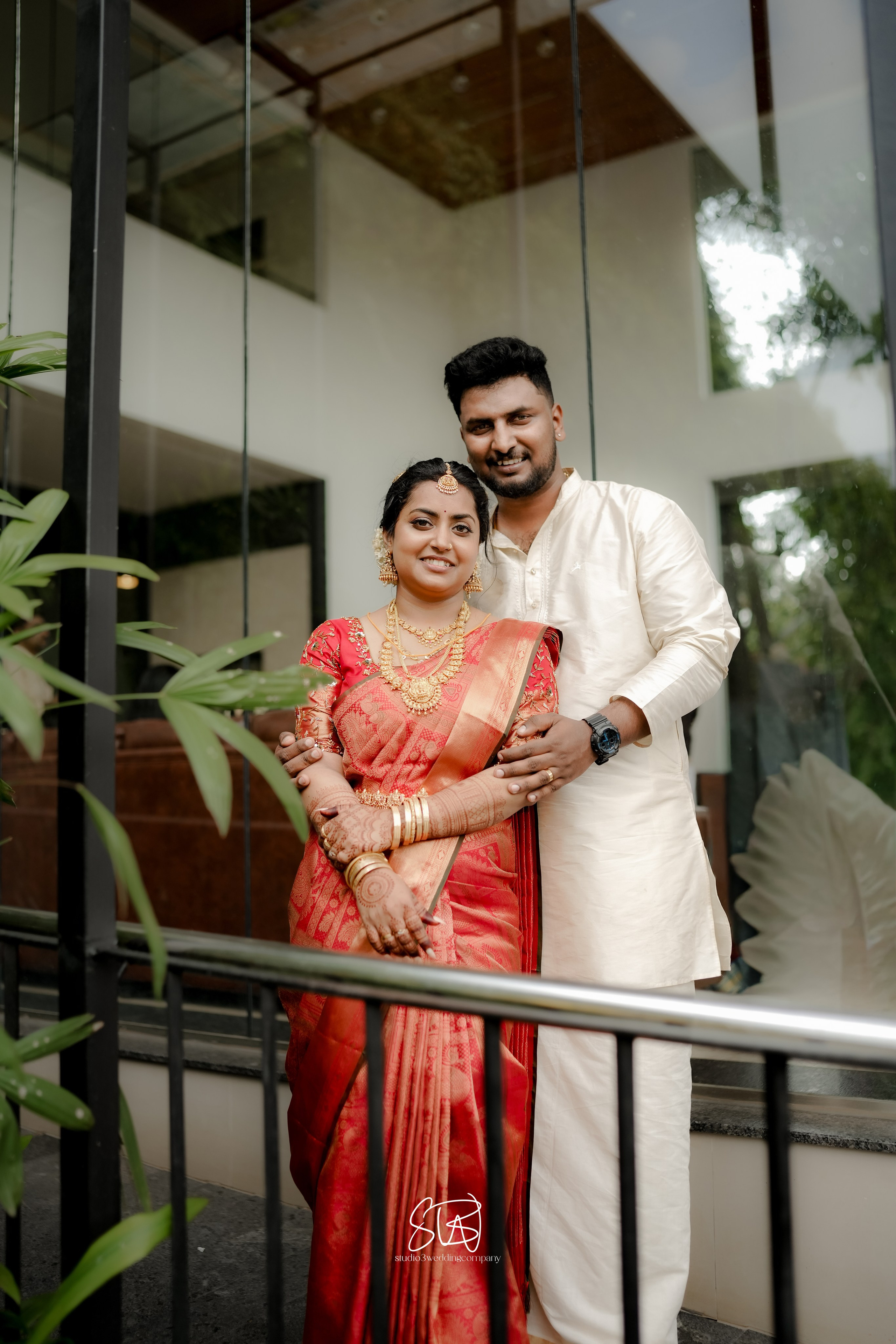 Vivek's arrival in a car under the gentle drizzle marked the beginning of a beautiful dream coming true for the couple. Beside him, Sreelakhmi looked radiant in a red and gold saree, adorned with jewelry that accentuated her happiness. During the sacred moment of tying the mangalsutra, the teary-eyed parents' loving gazes were captured forever in the frames. Through our lens, we preserved not only their romantic moments but also the joyful moments of their family, making the day a truly unforgettable memory.