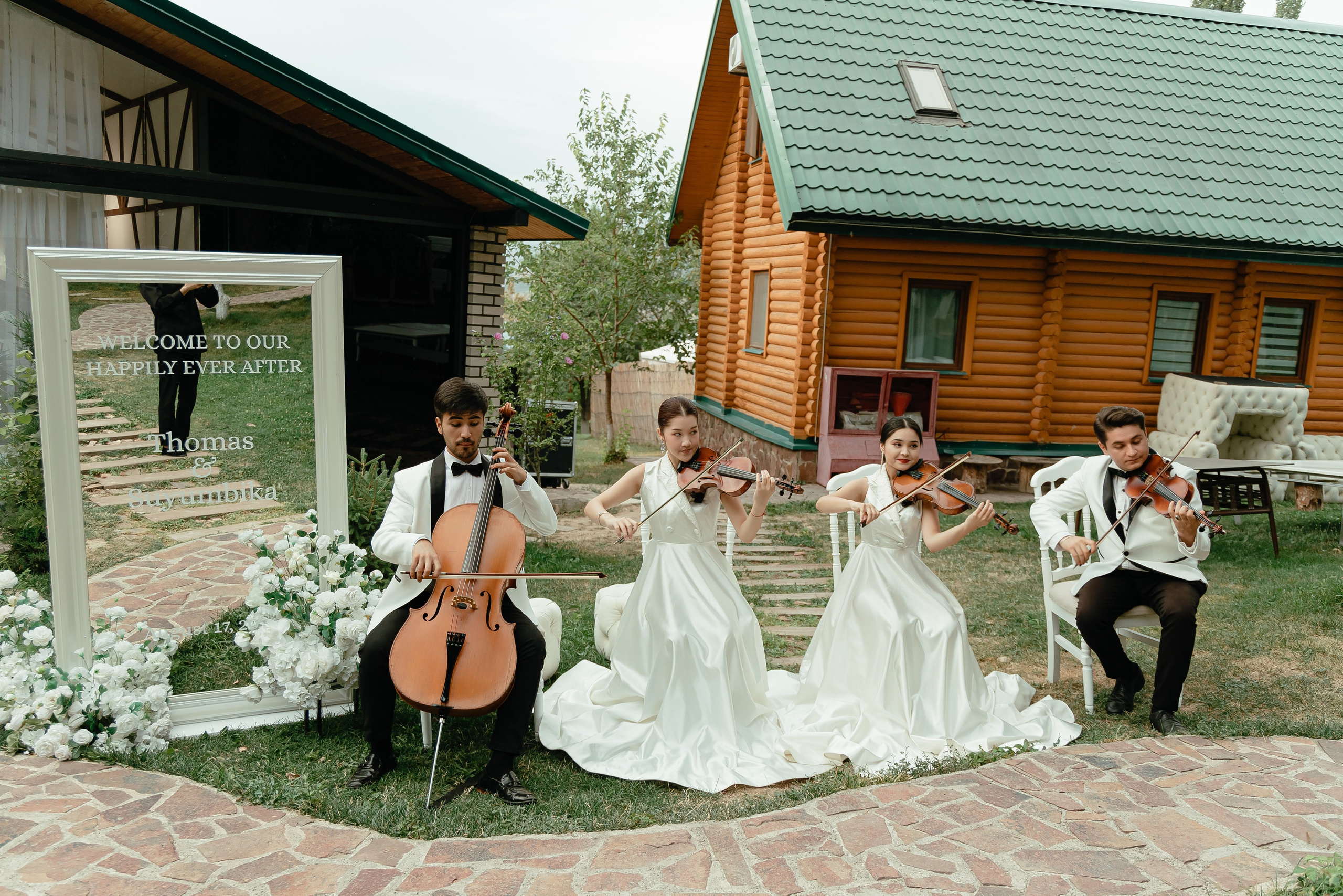 Thomas & Suyumbika. Главная