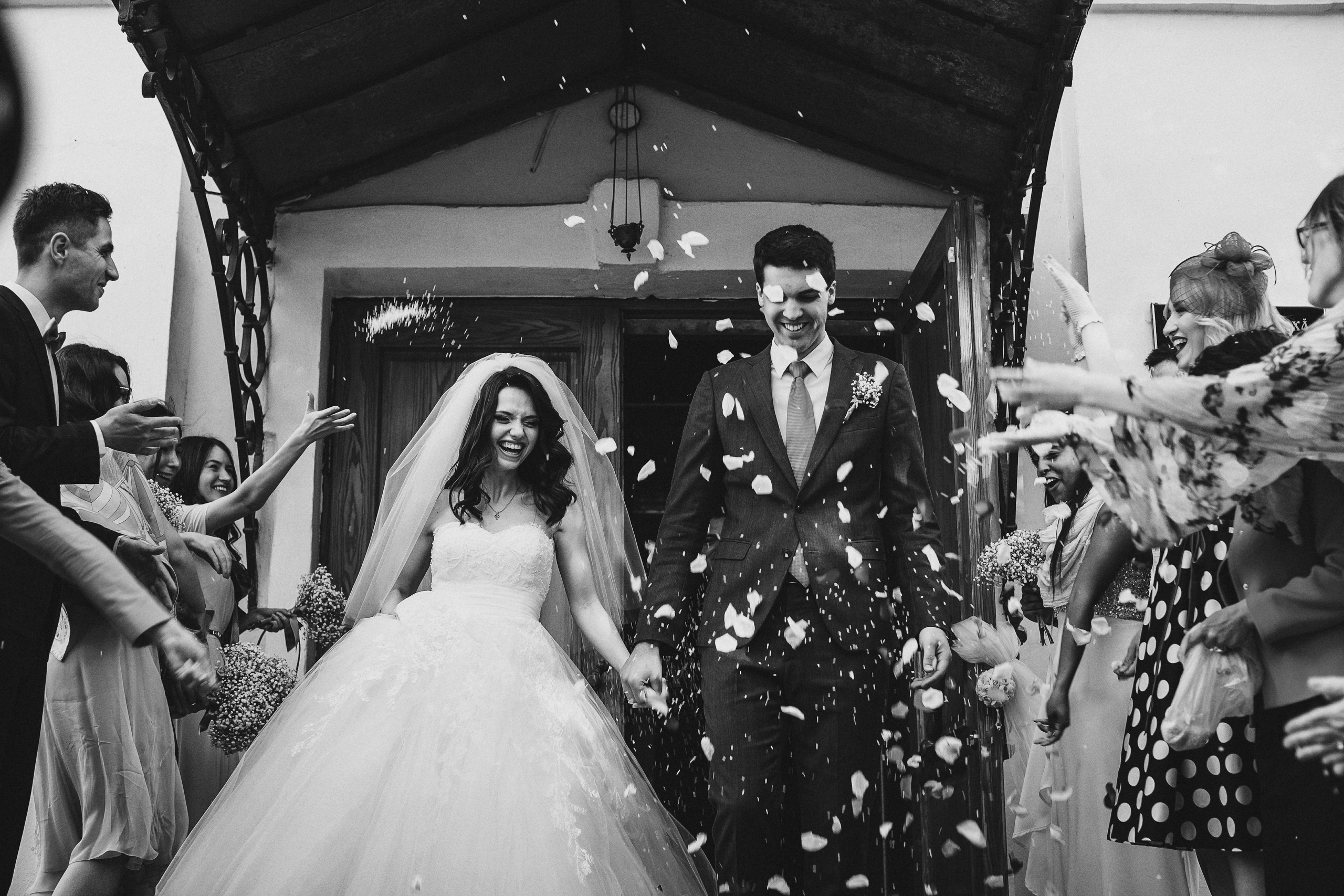 Фотограф в Ирландии чёрно-белая самые красивые фотки церковь венчание жених невеста любовь гости выход посыпают зернами лепестки