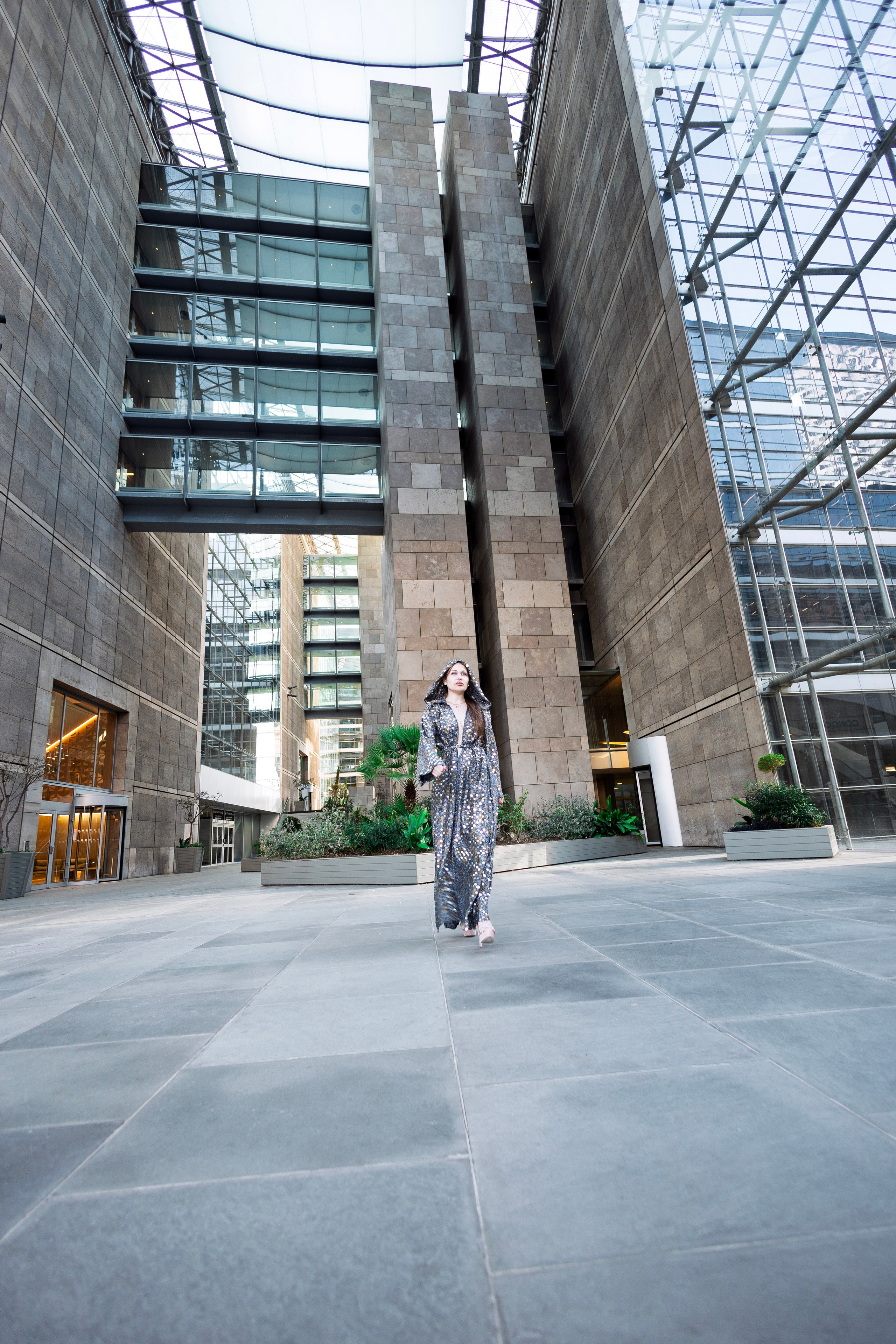 Shooting La Defence cu Lenuta. Wedding, event and family photographer in Paris, Emilian Olaru