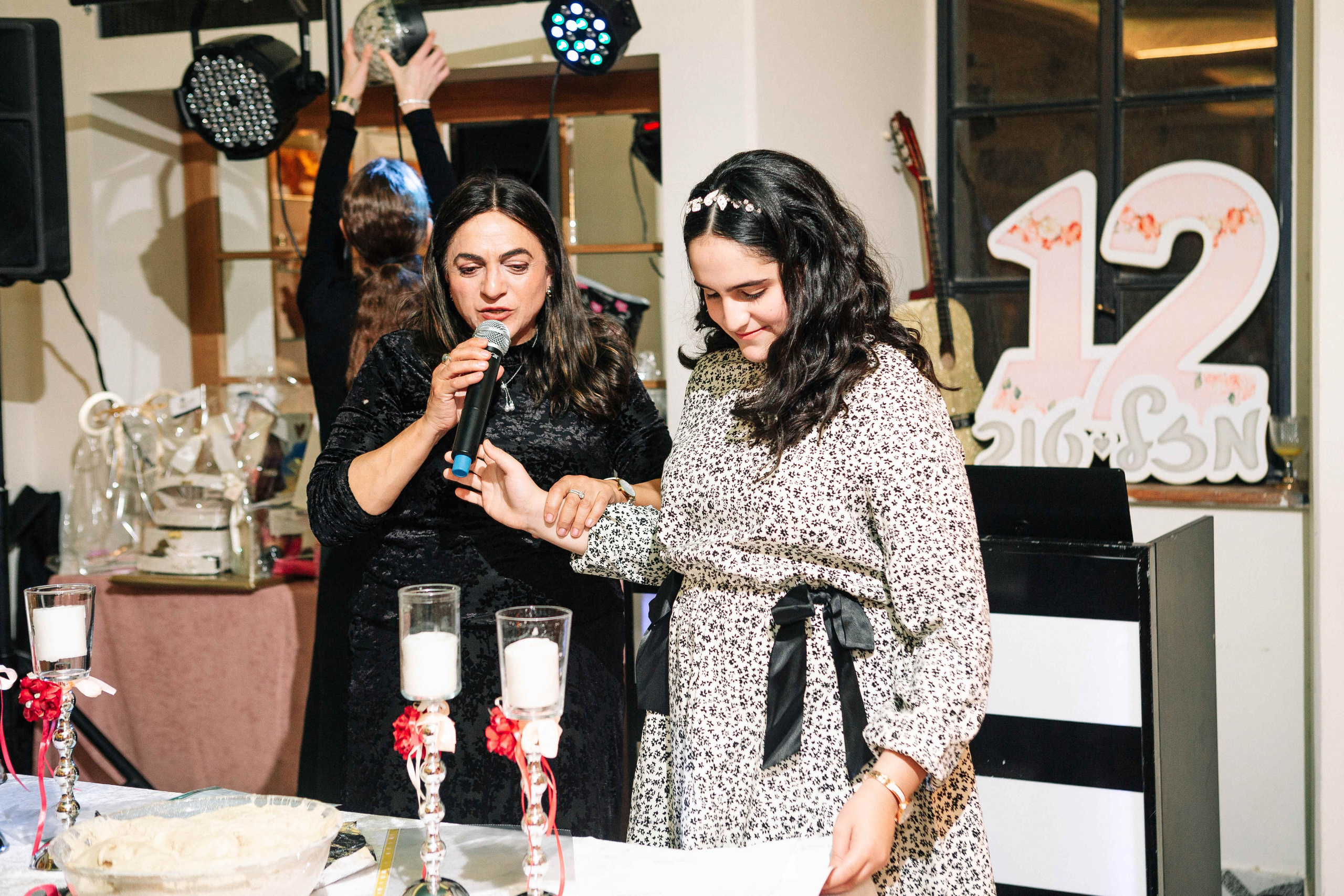 PARTY IN A RESTAURANT WITH THE WHOLE FAMILY. Https://shi-photo.com/