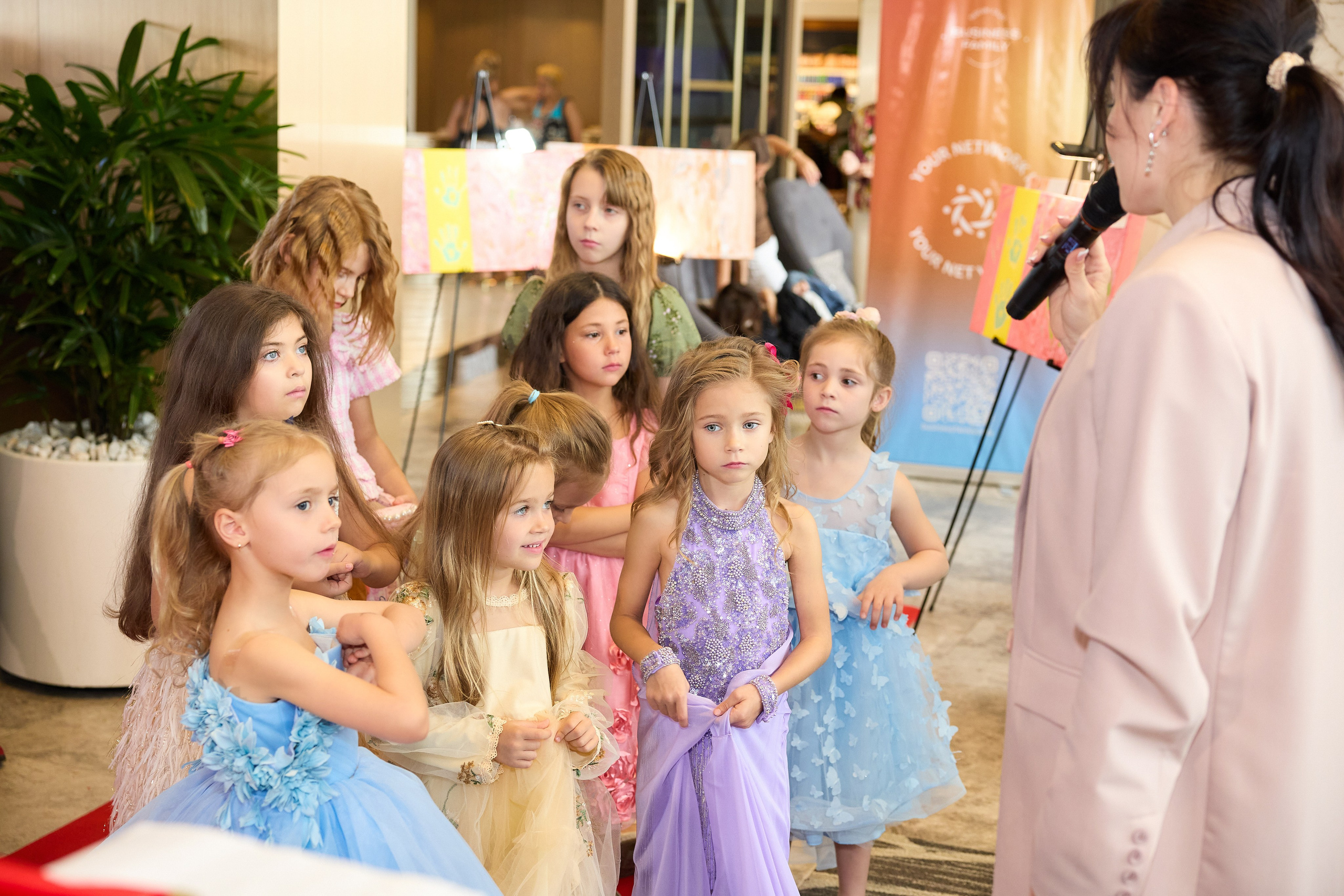 Авторская благотворительная художественная выставка Дианы Бортник. Фотограф Юлия Маковеева