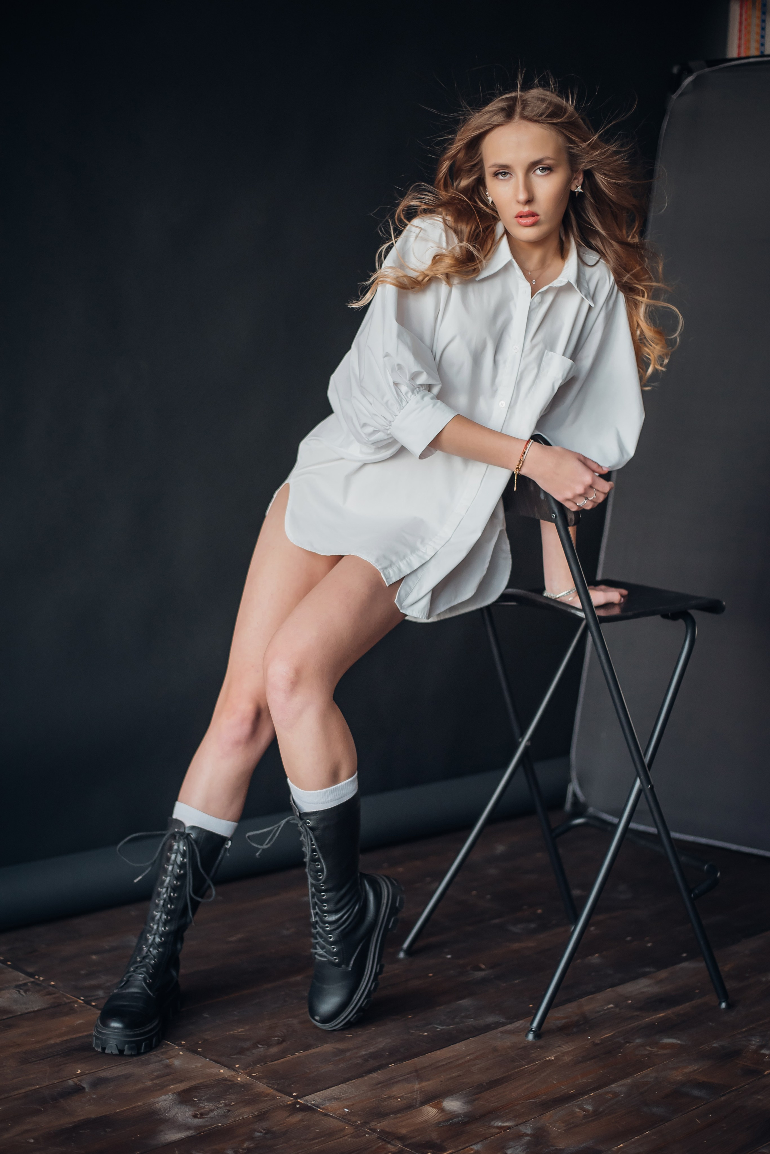 Fotosesijos studijoje. Aukse Stravi fotografė