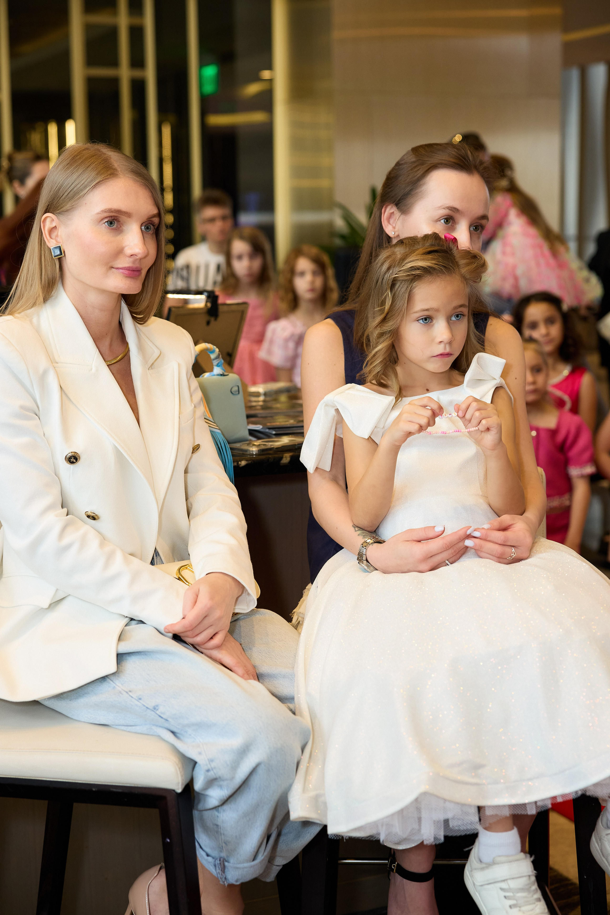 Авторская благотворительная художественная выставка Дианы Бортник. Фотограф Юлия Маковеева