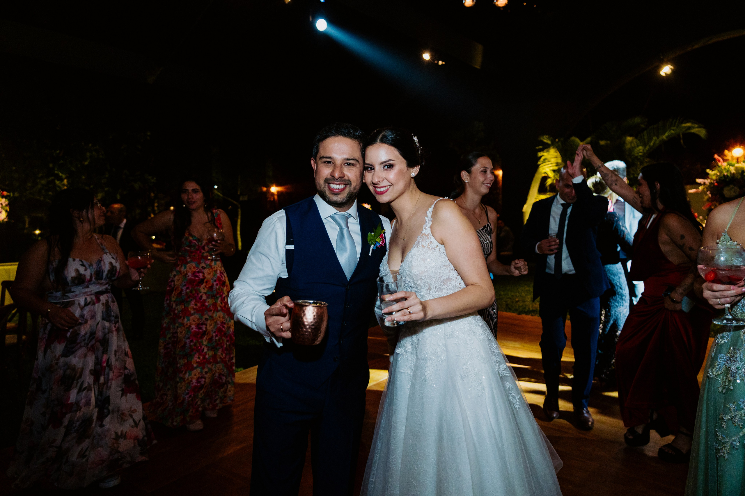 Un vistazo a la fiesta. Fotógrafo de Bodas en Lima | Ronhy Altamirano. Fotografía narrativa y cinematográfica para bodas, quinceañeras y eventos exclusivos