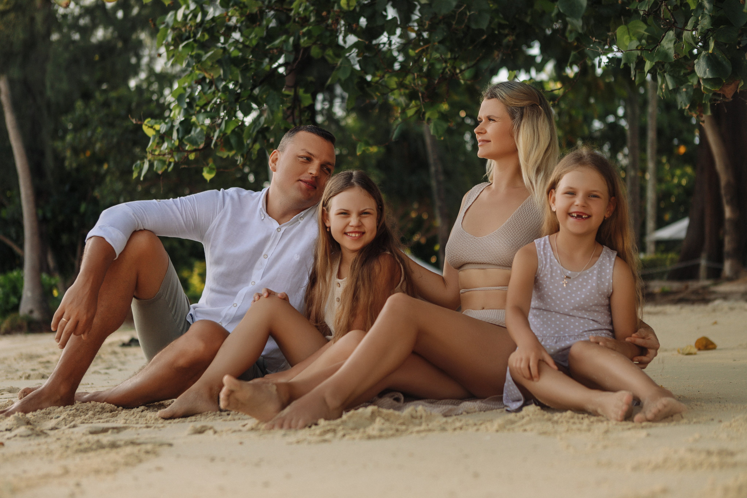 Счастливая семья играет на берегу океана