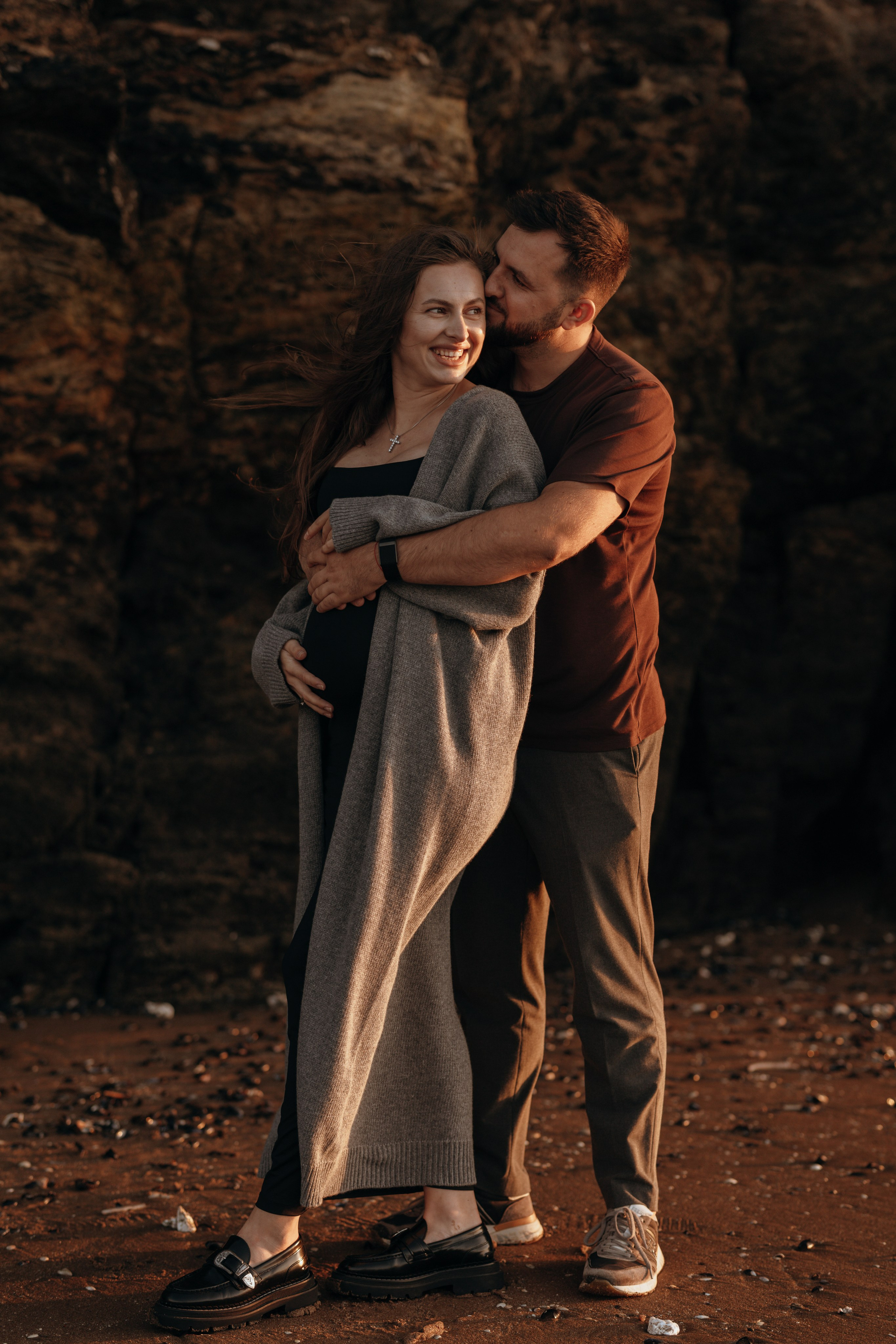 Sunset maternity photoshoot. Annah Louwagie — Lifestyle photographer for couples, families & brands | France & worldwide
