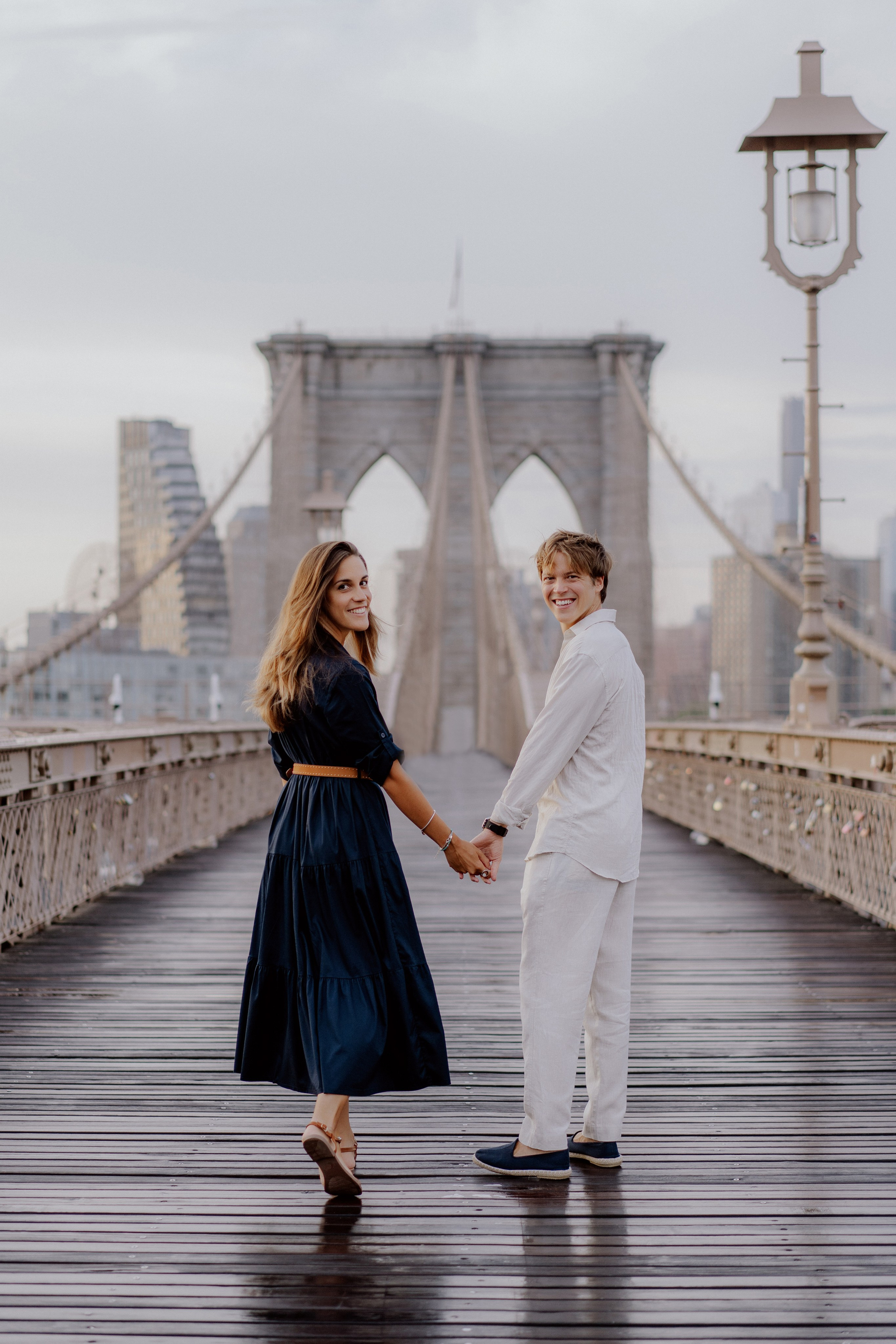 Couple in Dumbo and on the Brooklyn Bridge. Videographer and photographer in New York // MAKAROV.VIDEO