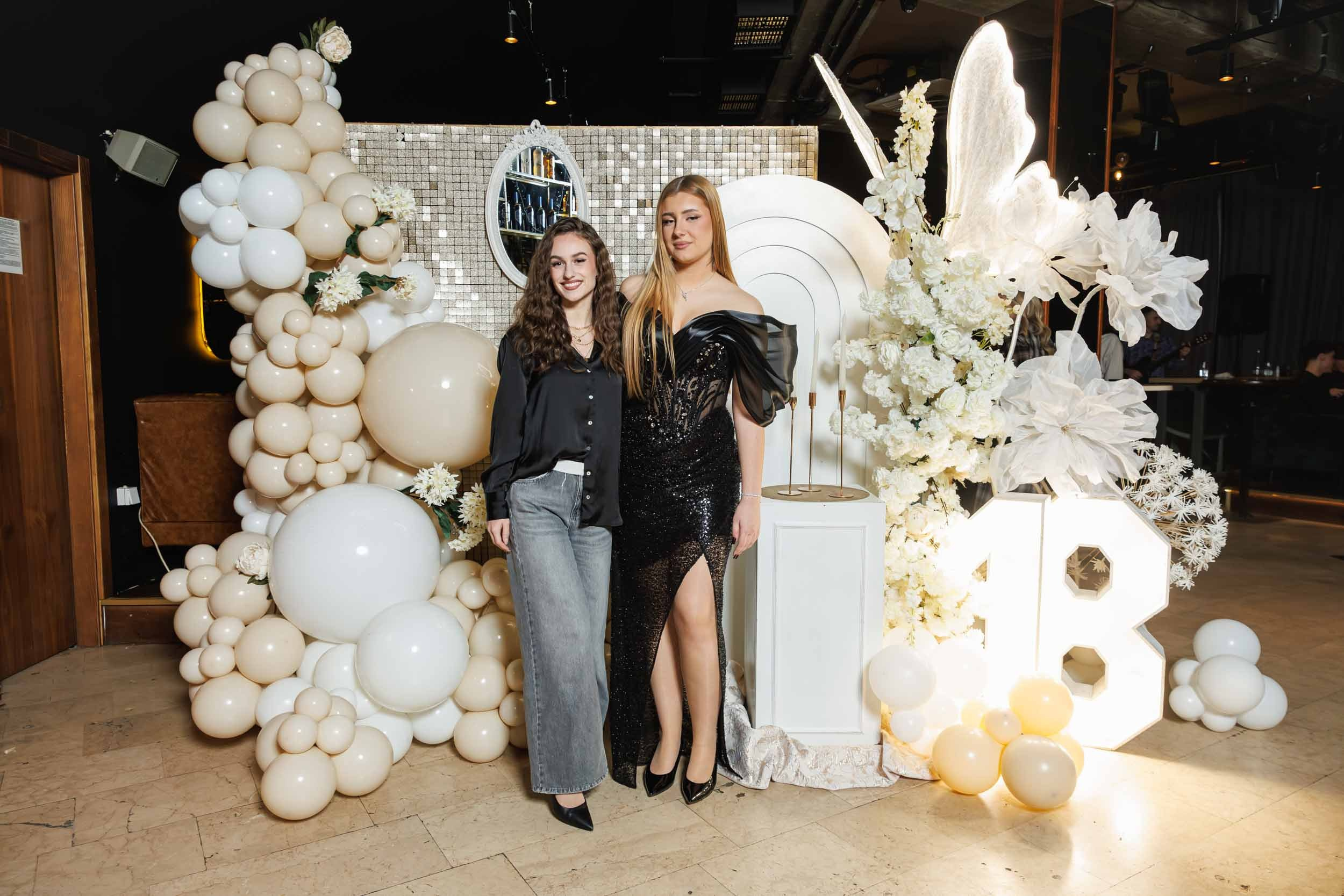 otografisanje drugarica na 18. rođendanu, zabava u restoranu Шећер & Soul Novi Sad.