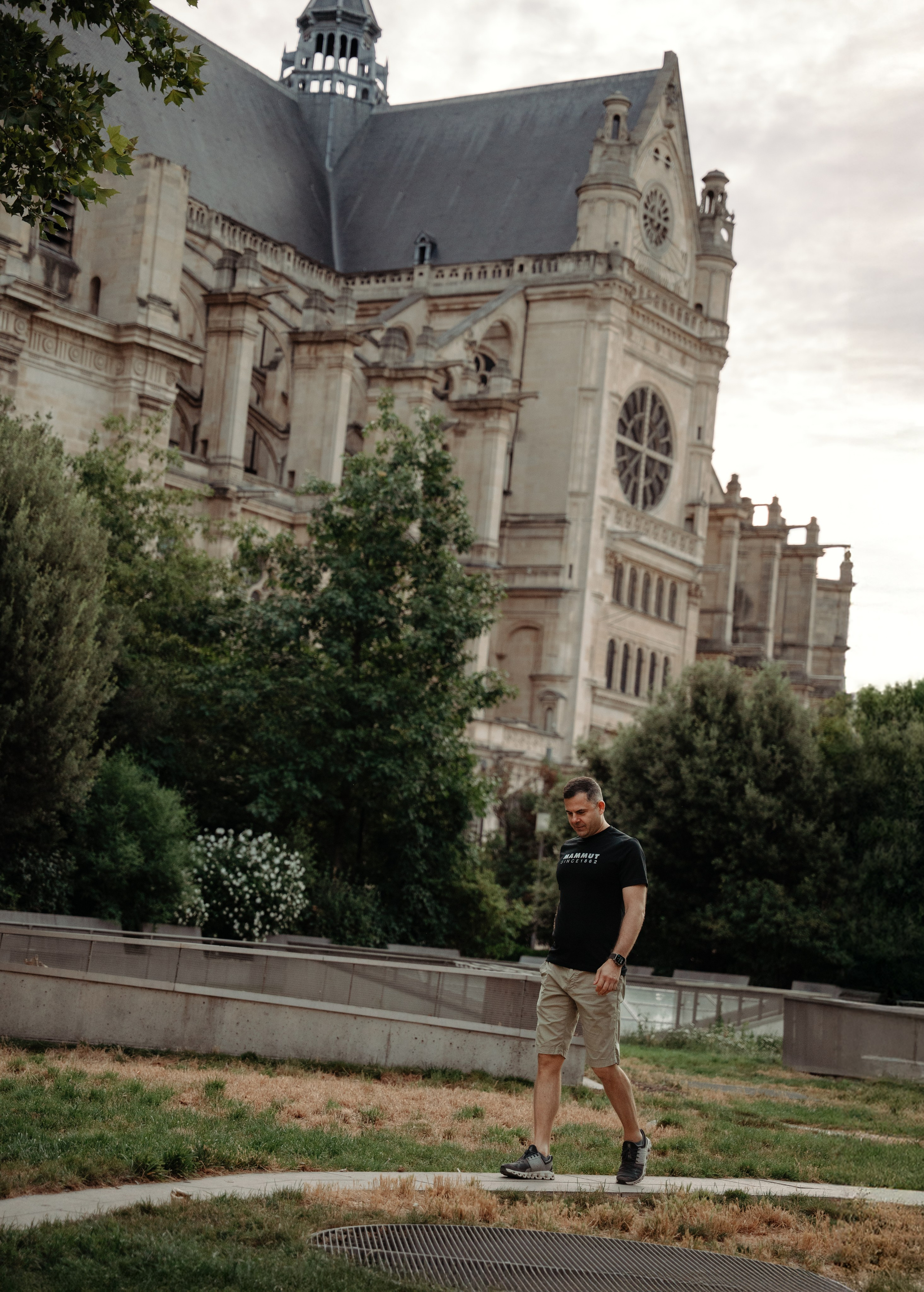 Family walk through the morning Paris. Фотограф в Париже Полина Осипова