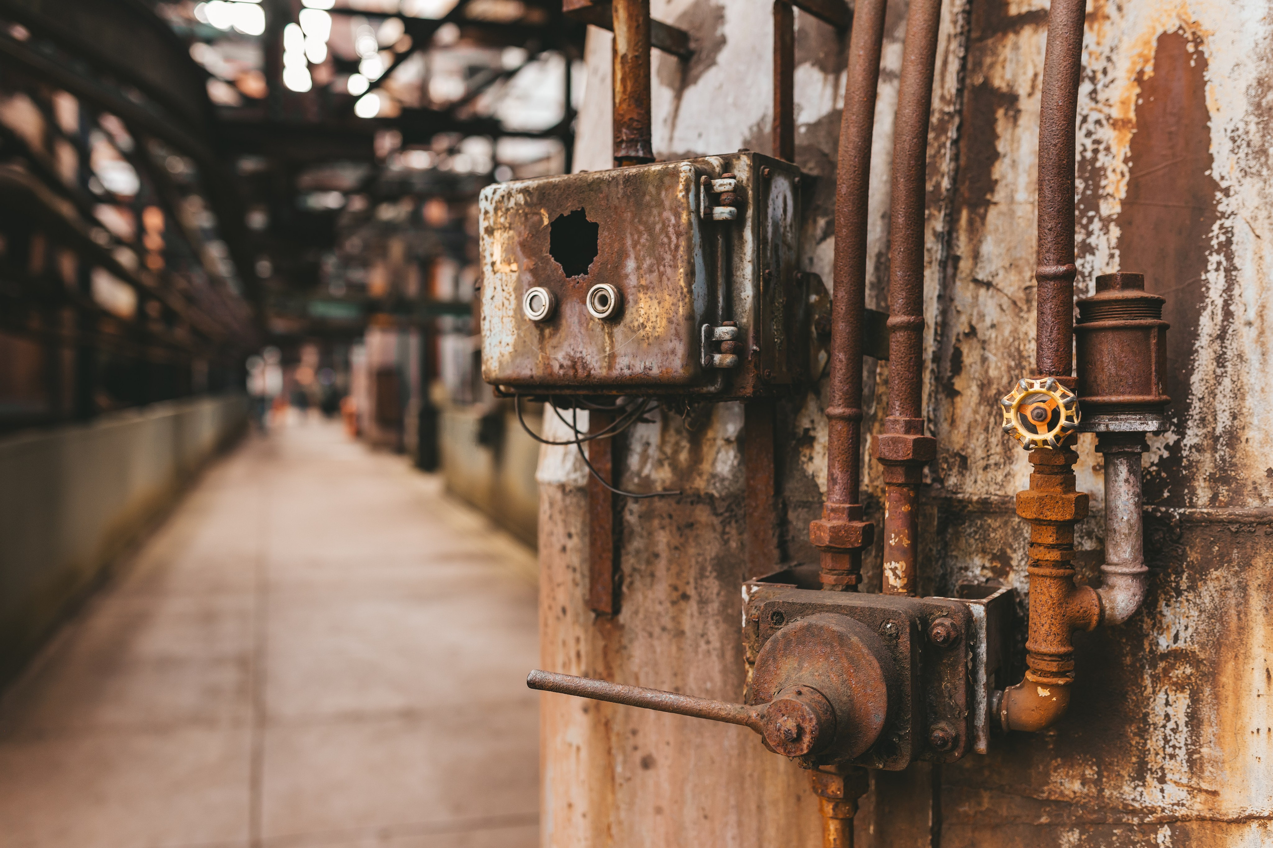 Старинные приборы управления с механическими ручками и шкалами.