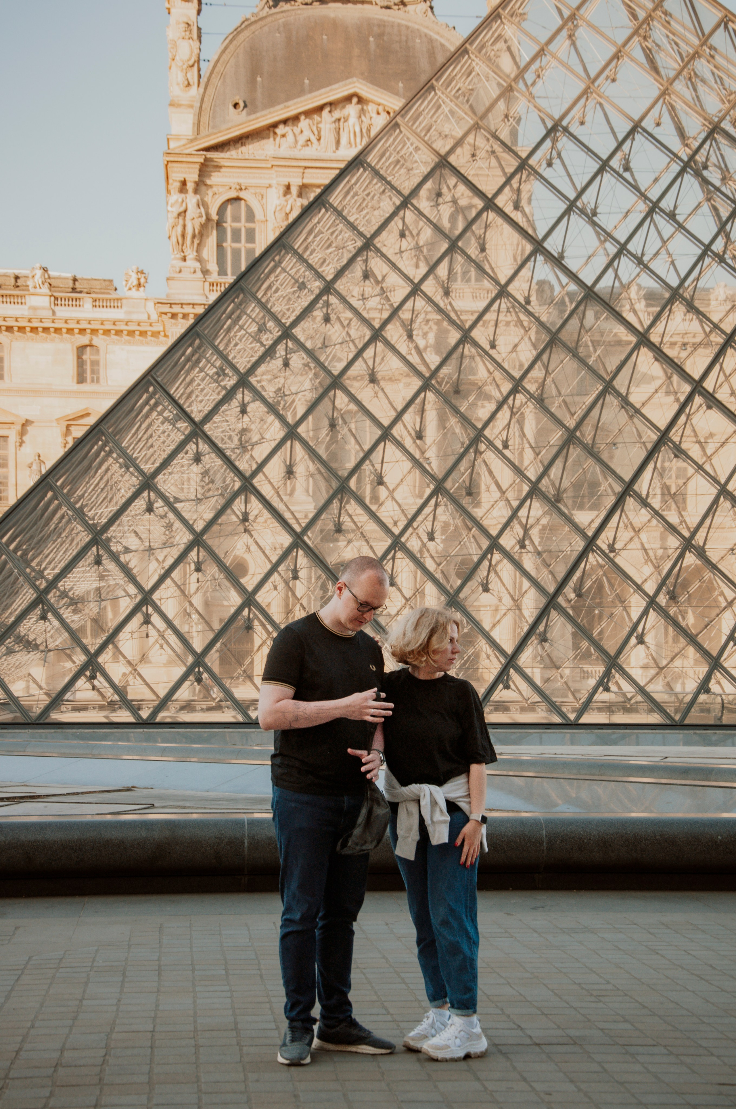 Couple photoshoot near the Louvre. Paris photographer — Polina Osipova
