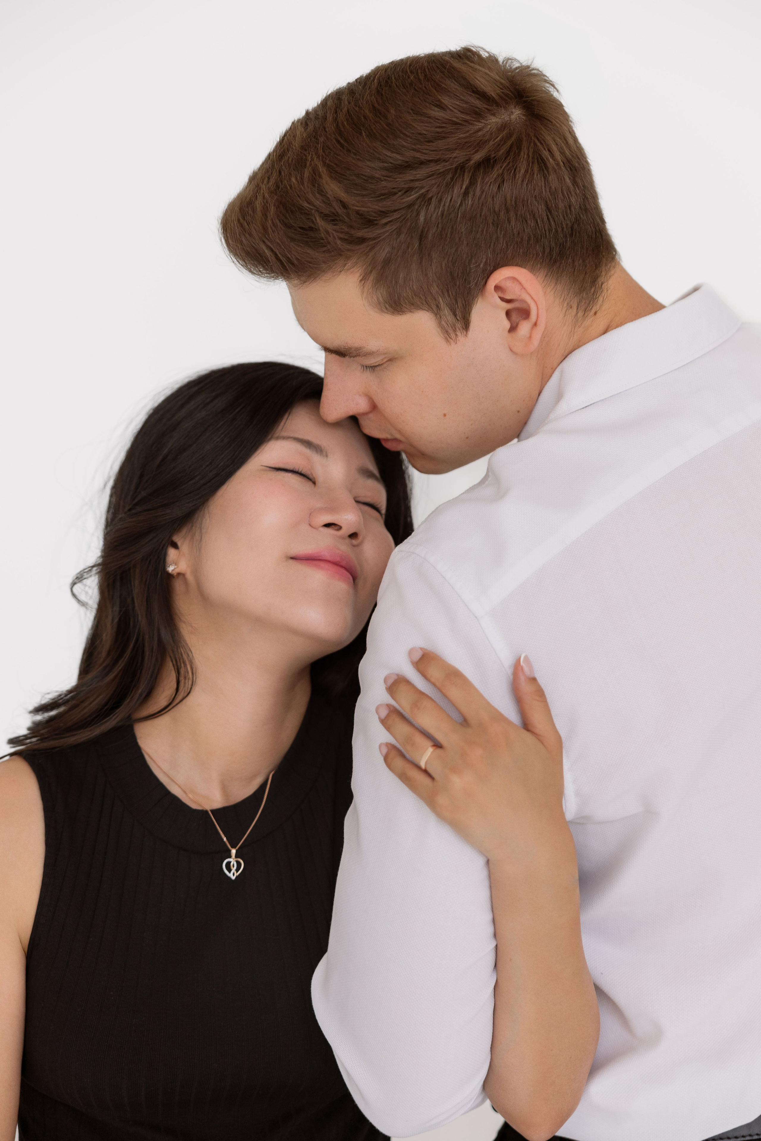 Jauki Kalėdinė fotosesija Vilniuje: studijoje, namų šilumoje, gamtoje ar mieste. Framed by Evelina | Vestuvių fotografė