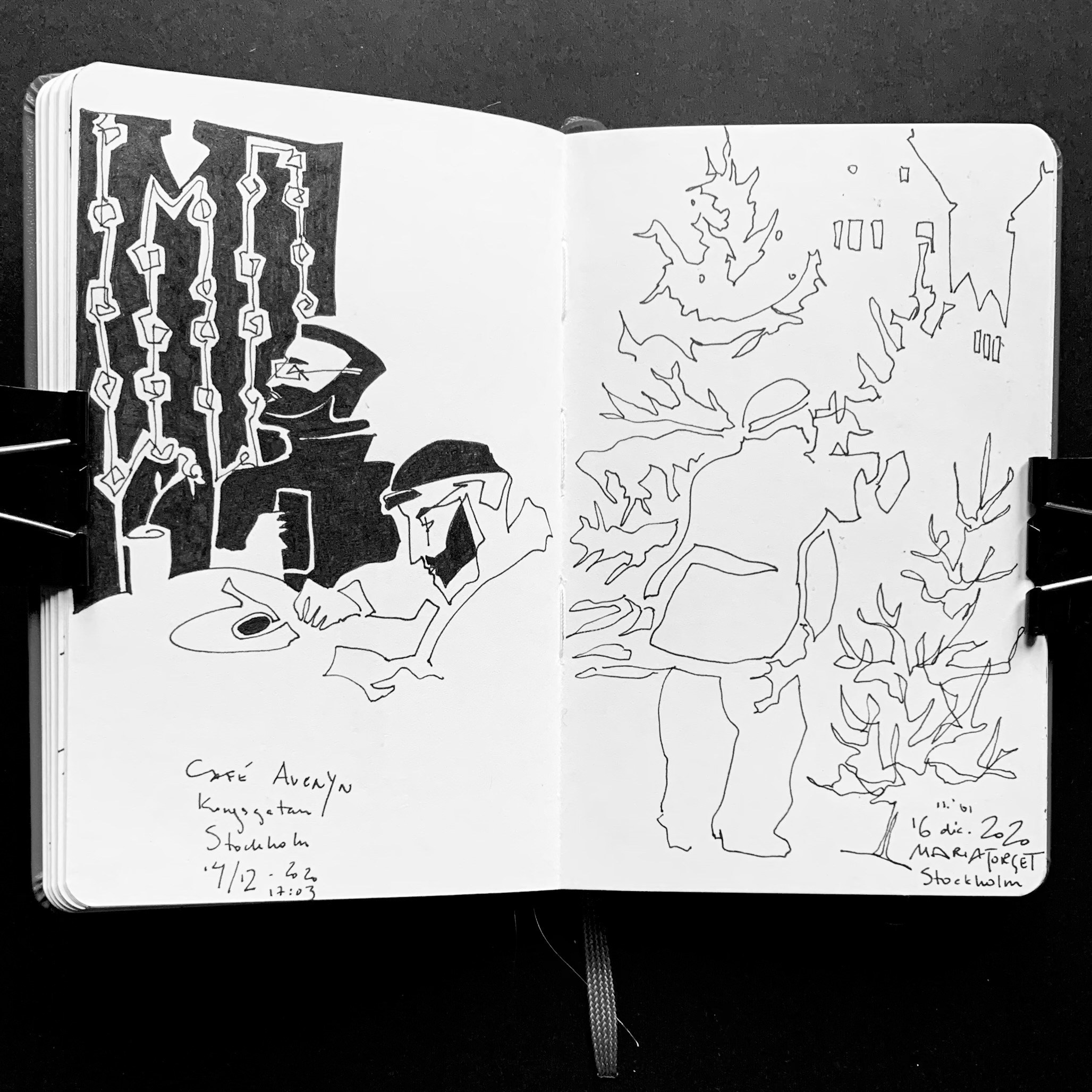 Disegni originali in bianco e nero su taccuino Moleskine, realizzati a Stoccolma nell’arco di diversi anni come parte di una pratica costante di disegno su carta. Advent i Stockholm.