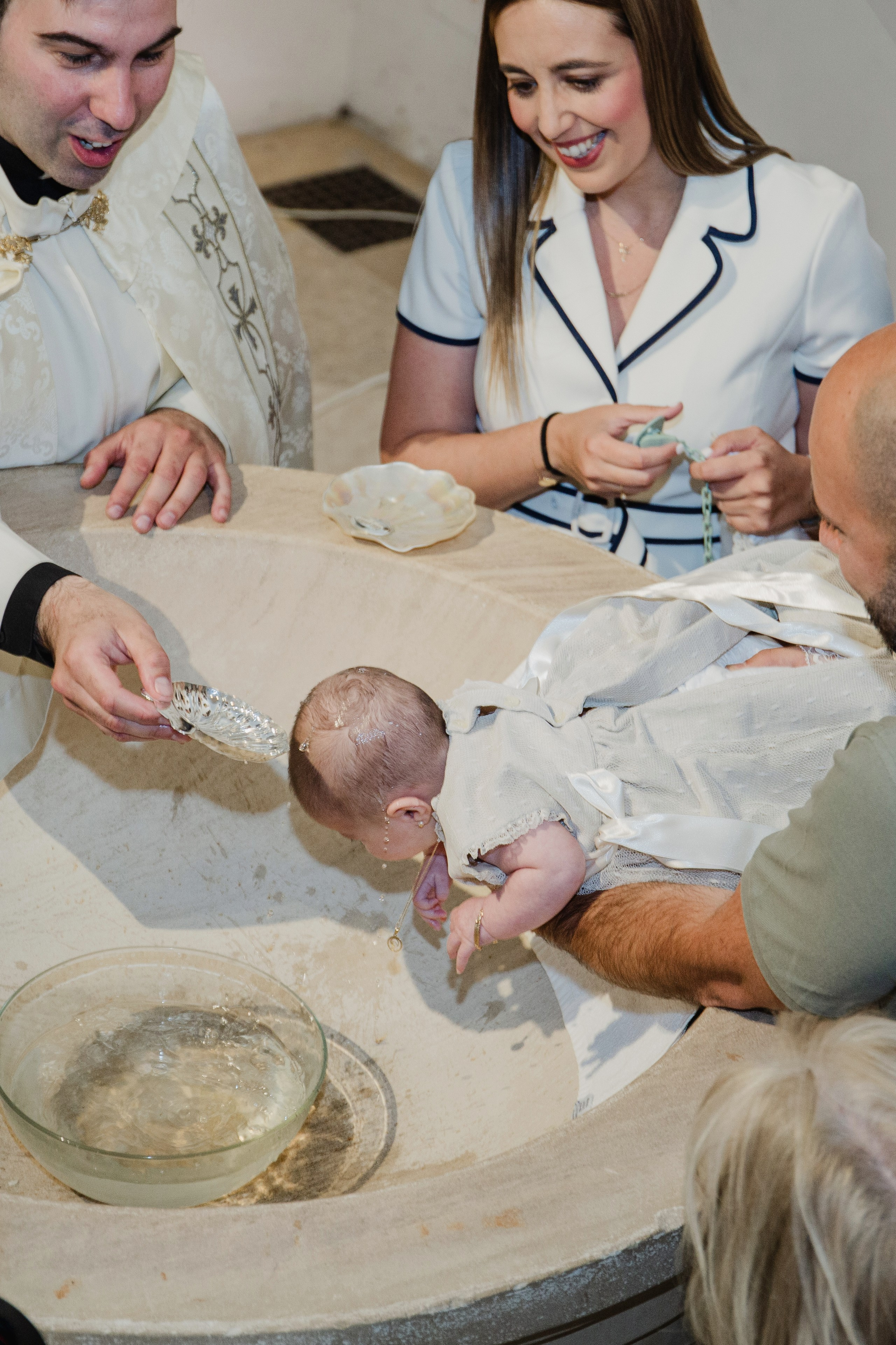 Retrato de bebé con traje de bautizo en estudio fotográfico Rainbox, Torrejón de Ardoz