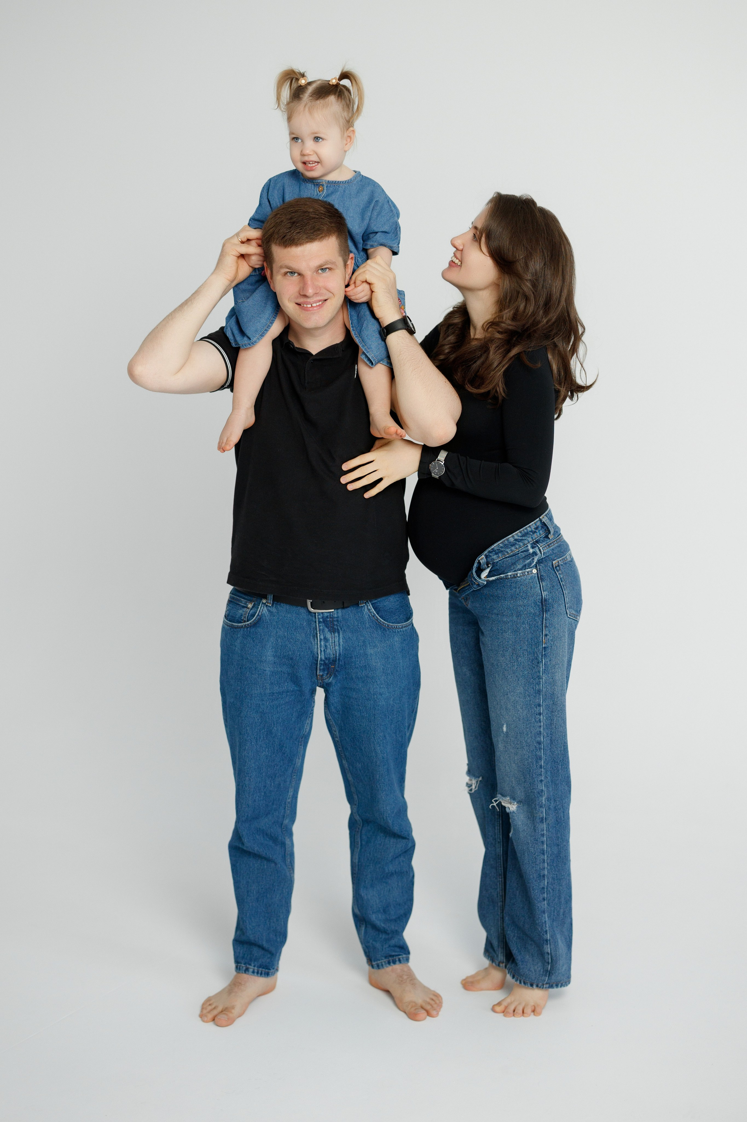 Ședință Foto de Familie — Stil Minimalist pe Fundal Alb. Scarlat Photography