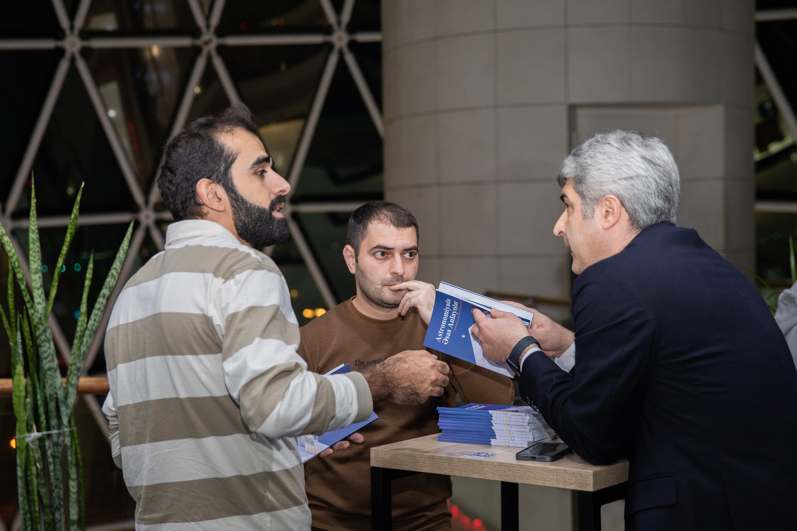 “Astronomiyada Əsas Anlayışlar” kitabının və “Fəza və Zamanın Elçiləri” filminin təqdimatı. Həvəskar Astronomlar Cəmiyyəti — Astronomy.az