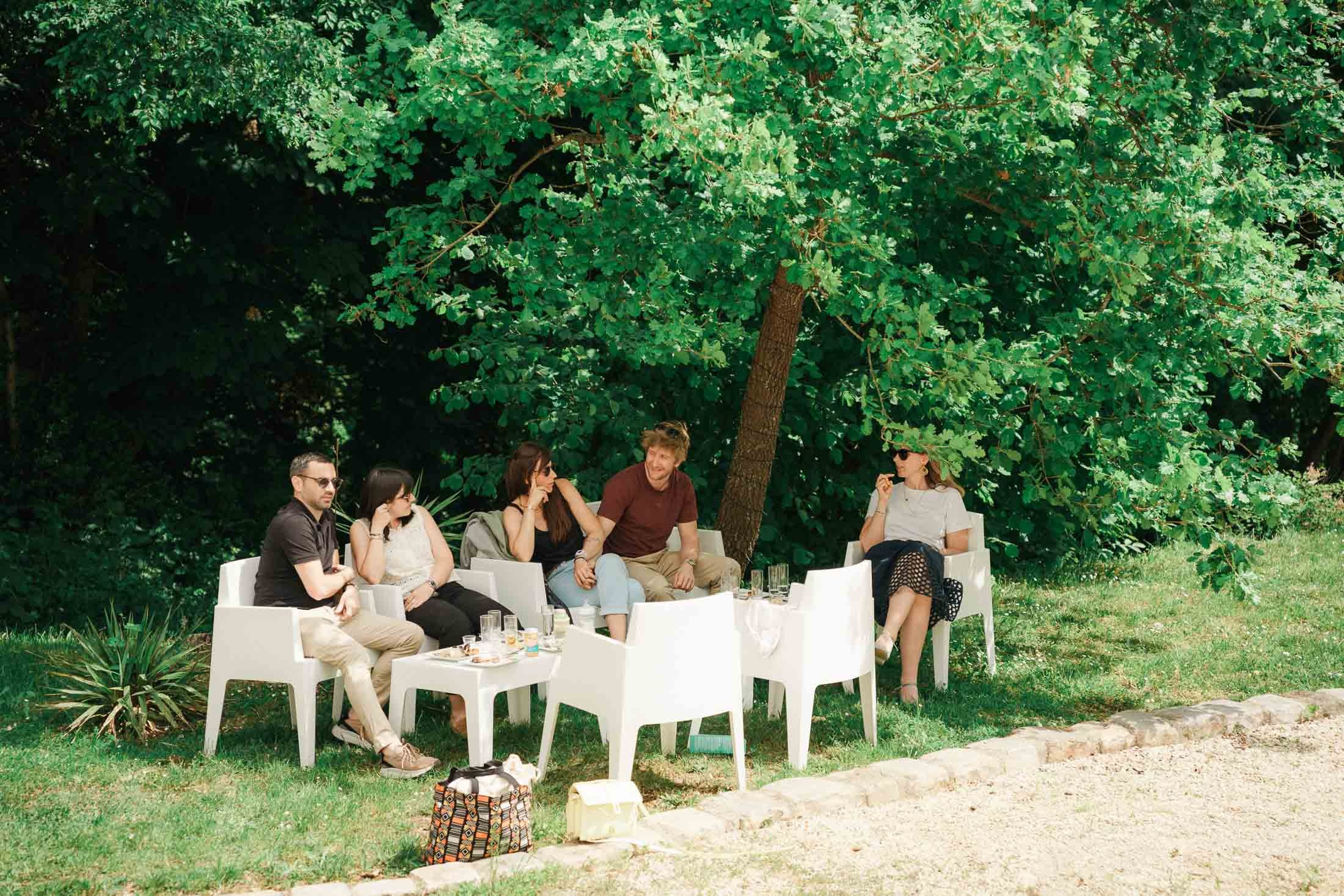 A Relaxed Day-After BBQ Party in France | Destination Wedding Photographer. StudioHappyMoment | Hääkuvaaja Helsinki, tunteikas ja dokumentaarinen kuvaus
