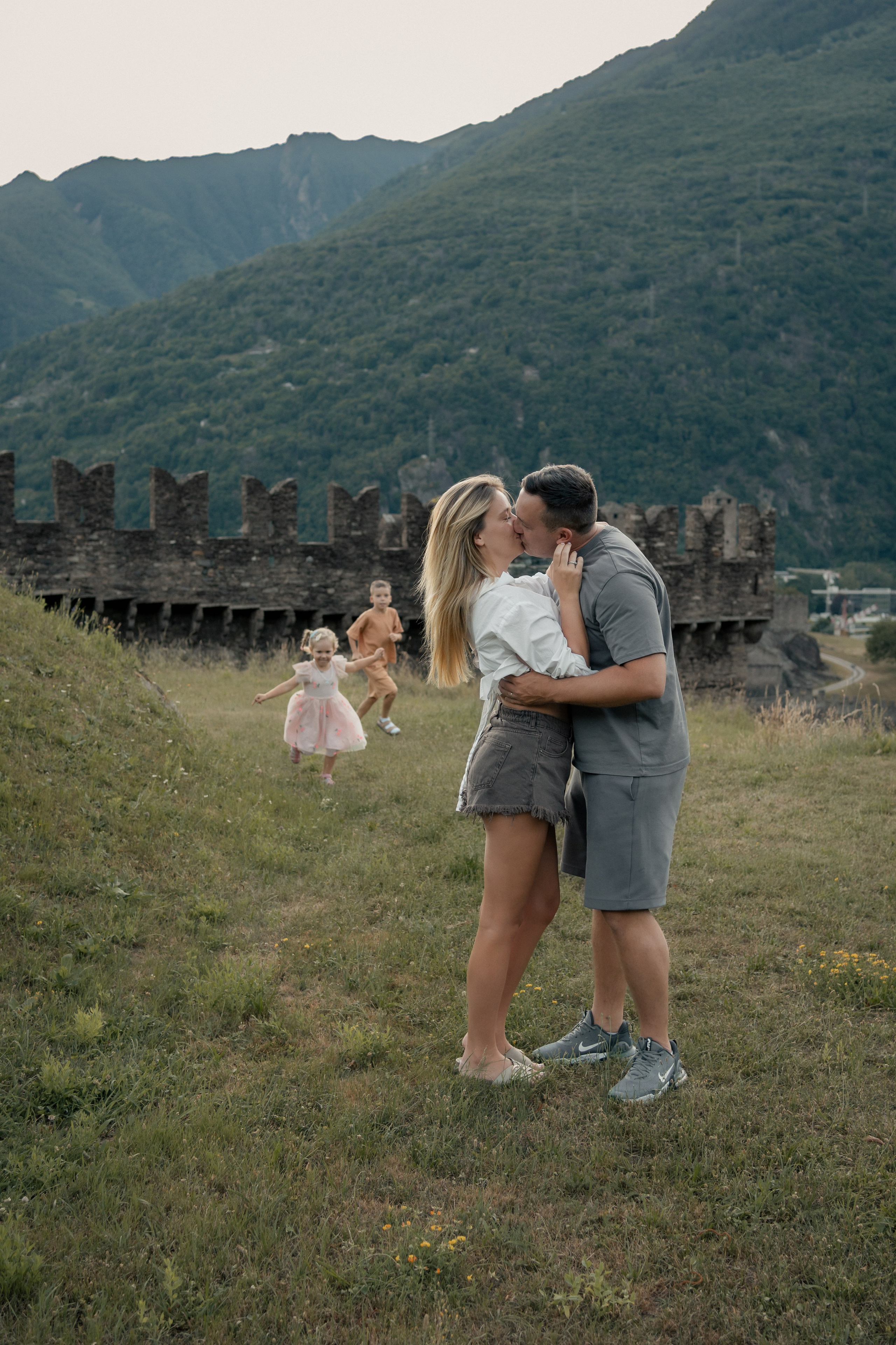 Sesión familiar con vistas a Bellinzona. Fotografía profesional en Calafell - Elena Medvedeva